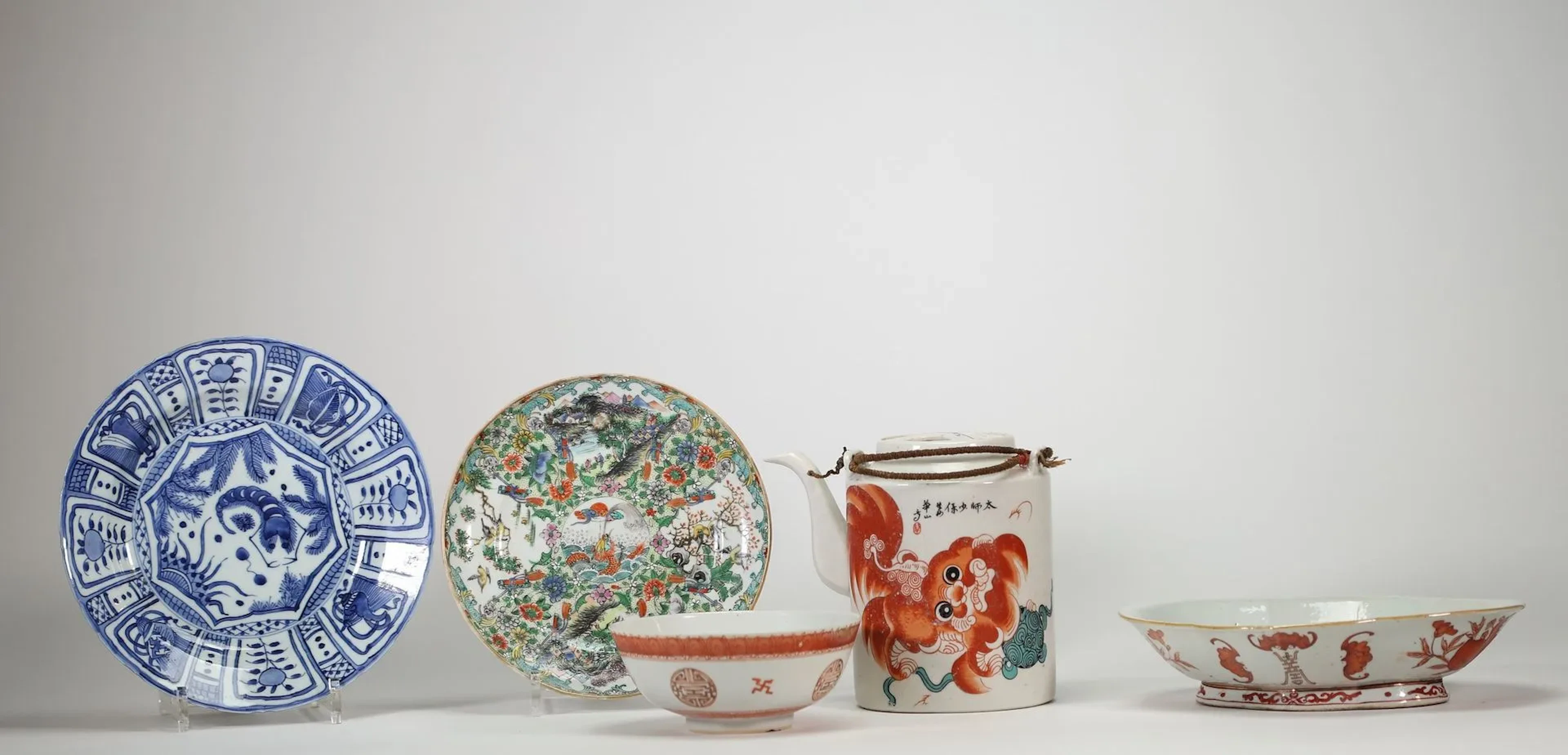 CHINE – Lot de cinq porcelaines, comprenant une assiette en - Lot 10