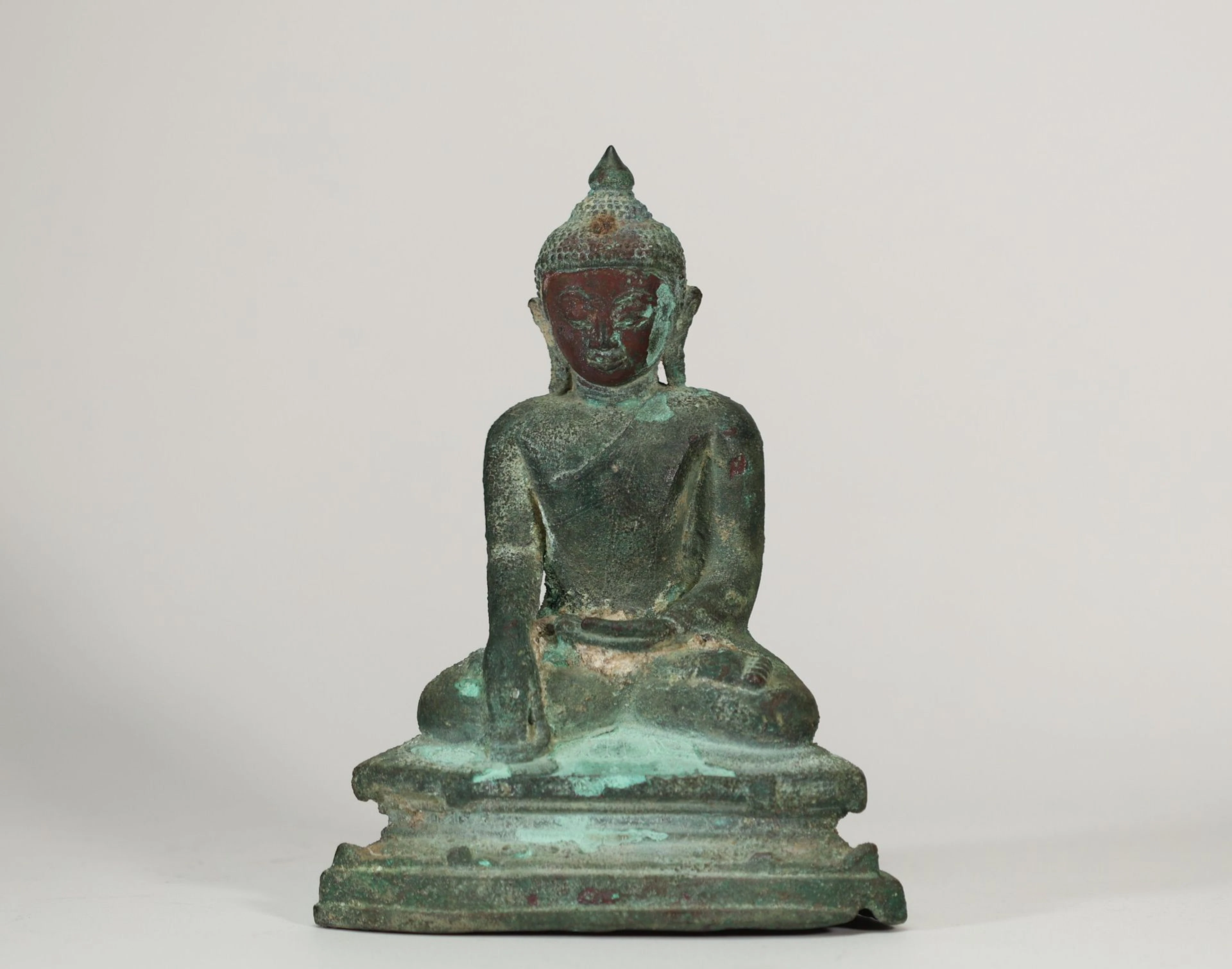 THAILAND / CAMBODIA – Bronze Buddha with a green patina, dep - Lot 46