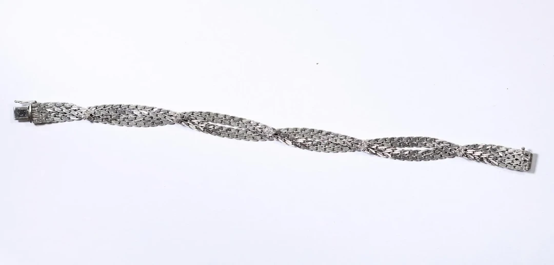 BRACELET — Bracelet en or blanc 18 carats (750 ‰), composé d - Lot 246