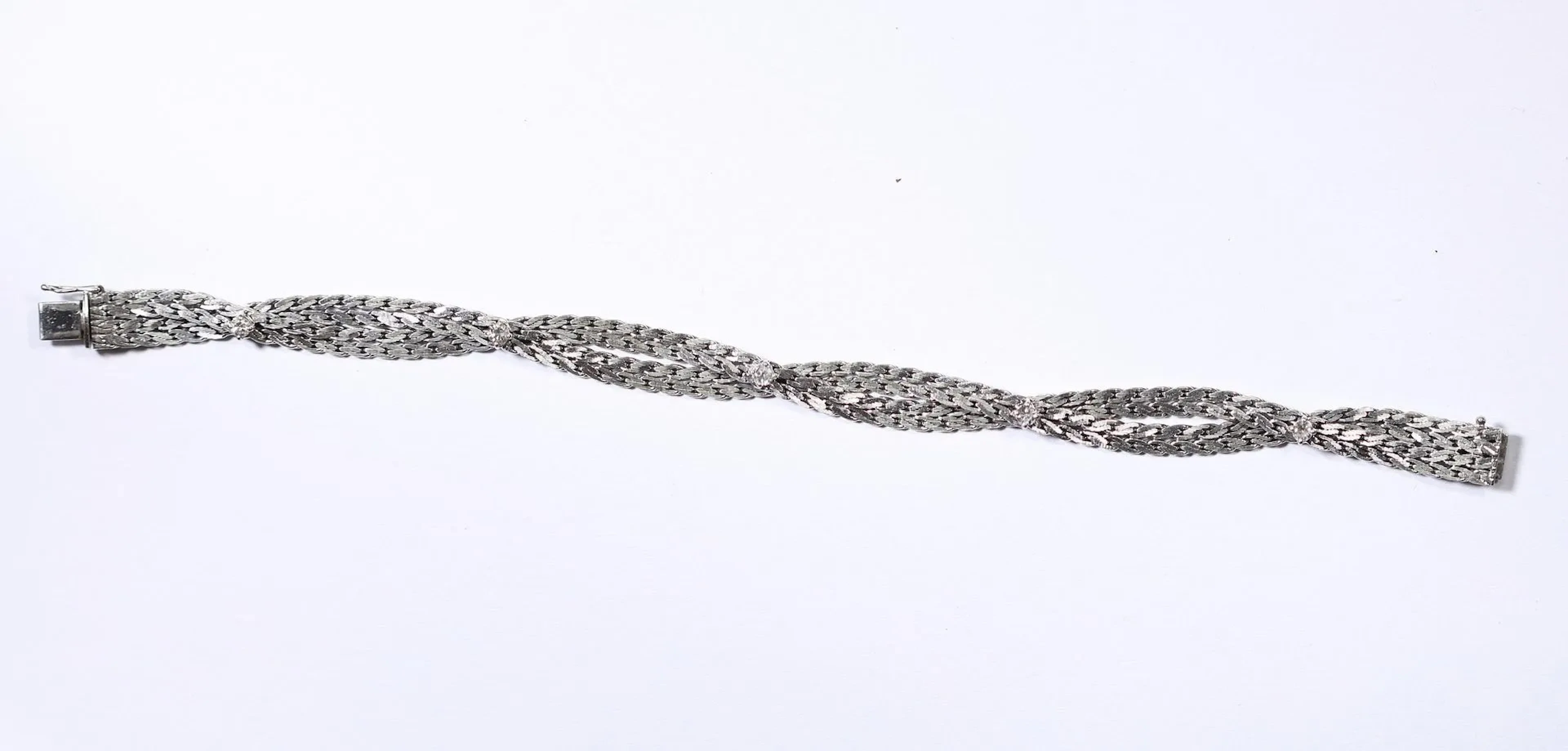 BRACELET — Bracelet en or blanc 18 carats (750 ‰), composé d - Lot 246