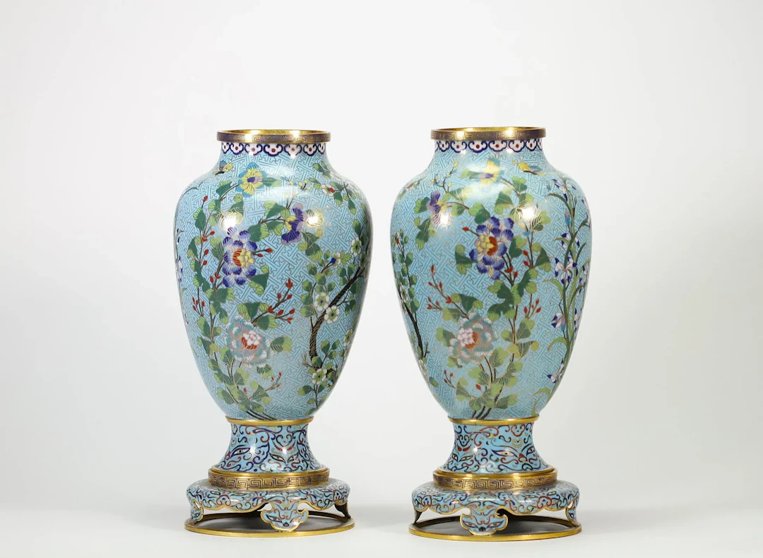 CHINE – Paire de vases en émaux cloisonnés polychromes sur c - Lot 12