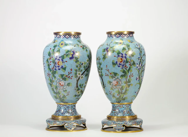CHINA – Pair of polychrome cloisonné enamel vases on copper, - Lot 12