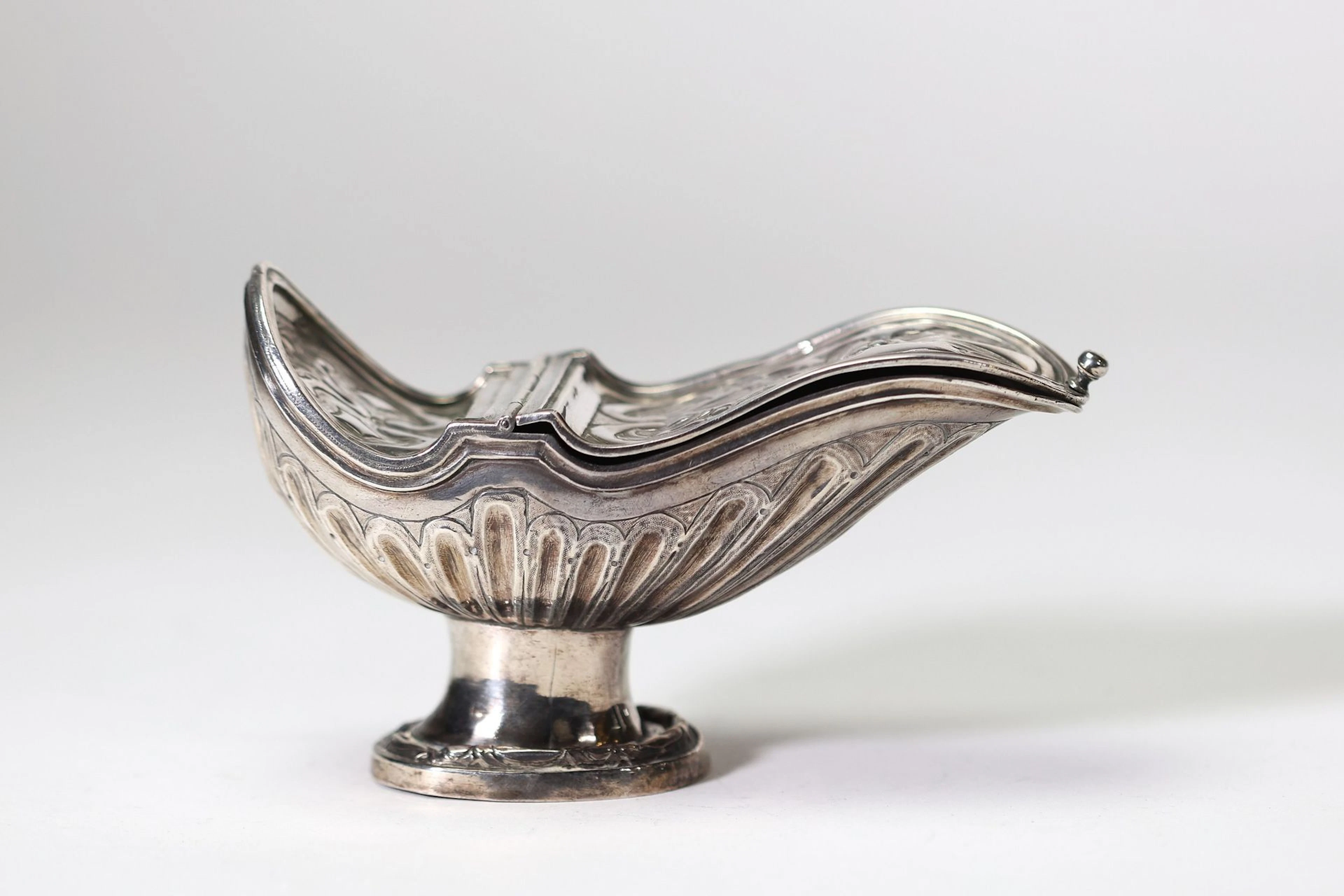 Navette en argent massif, travail du XVIIIe siècle, de forme - Lot 48