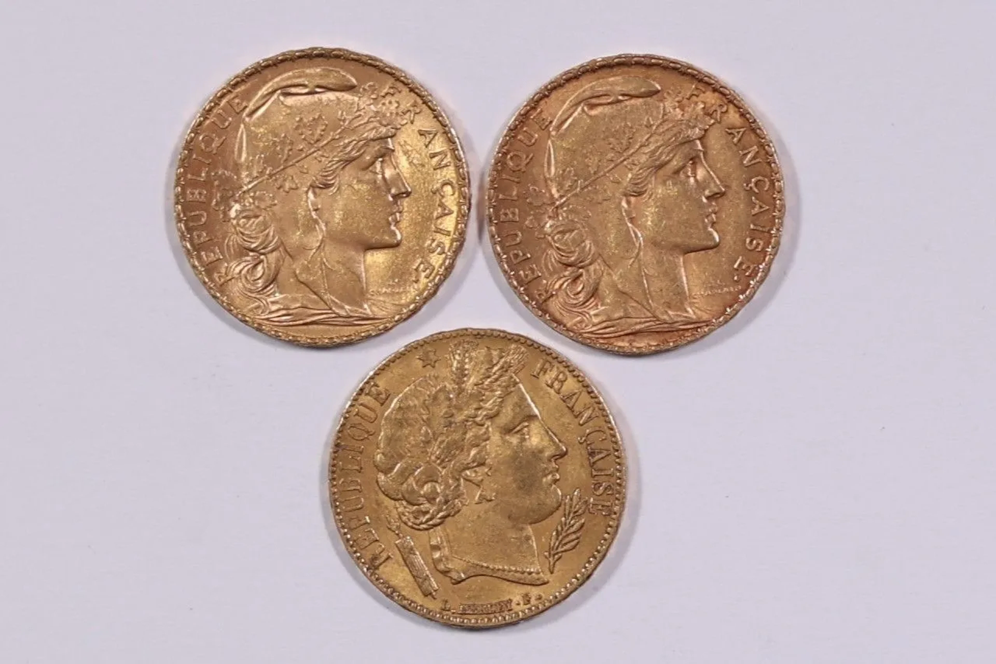 FRANCE — Ensemble de trois pièces de 20 francs en or compren - Lot 226