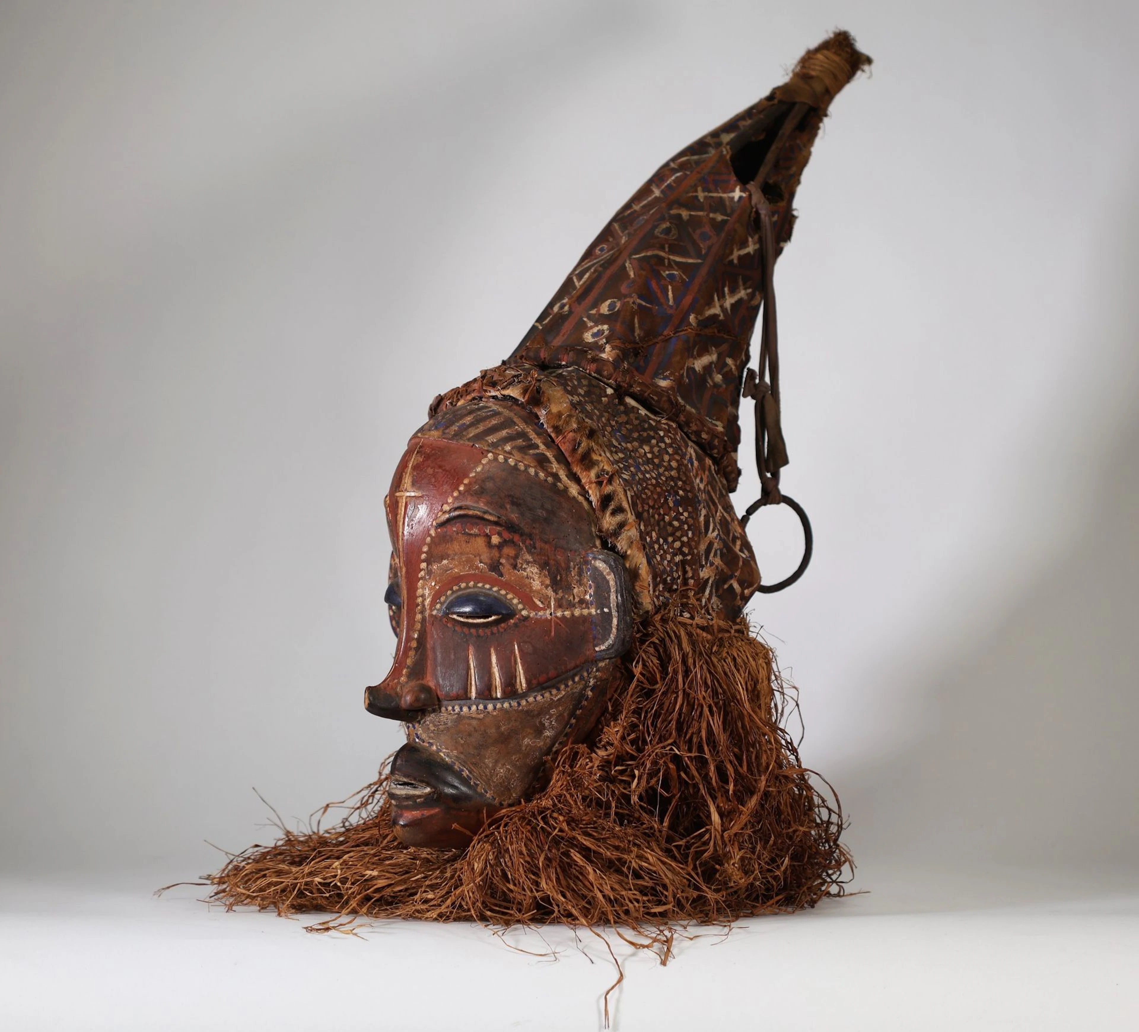 R.D.C. — YAKA — Important masque-heaume cérémoniel en bois s - Lot 253