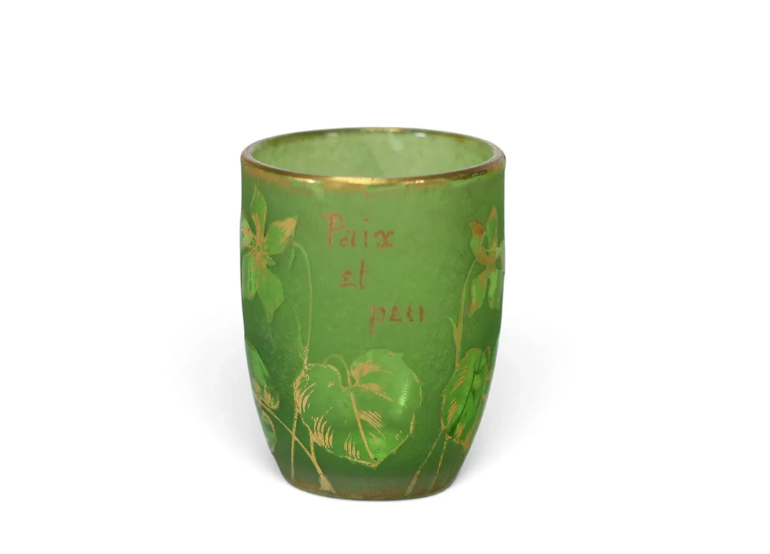 DAUM NANCY — Gobelet tonneau en verre givré vert à décor flo - Lot 68