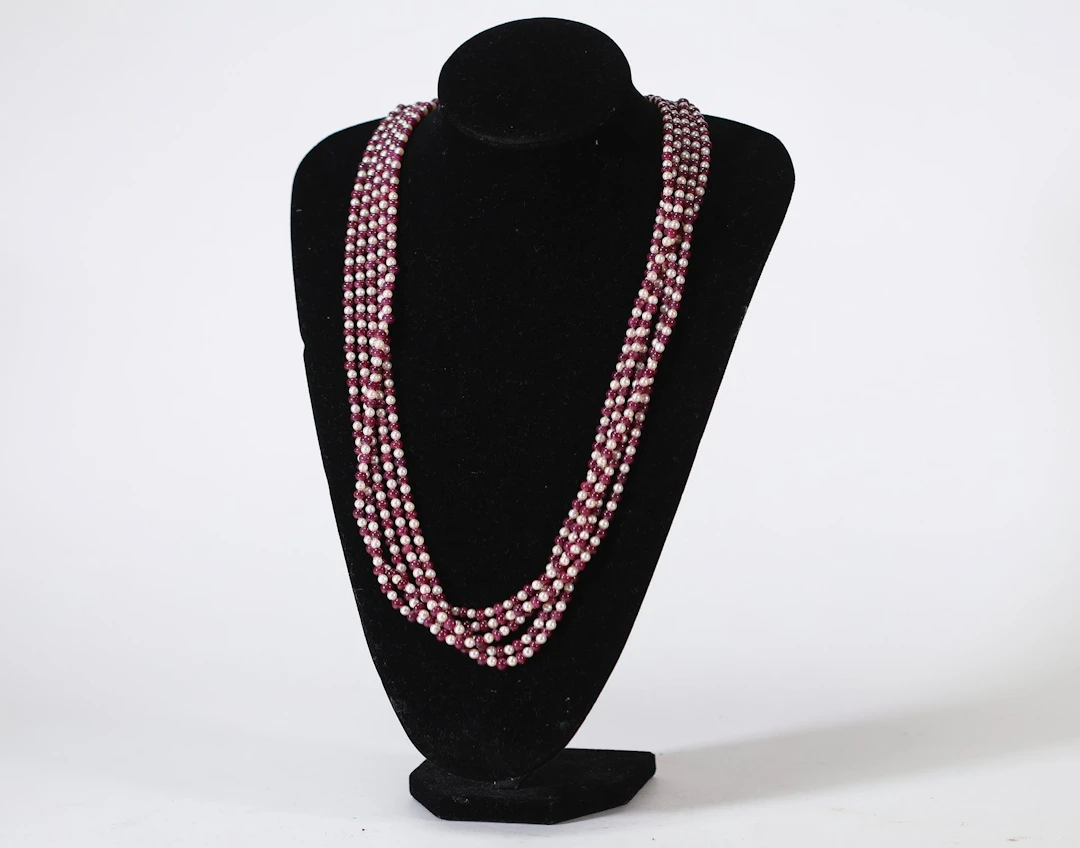 IMPORTANT COLLIER À MULTIPLES RANGS DE PERLES ET RUBIS – FER - Lot 243