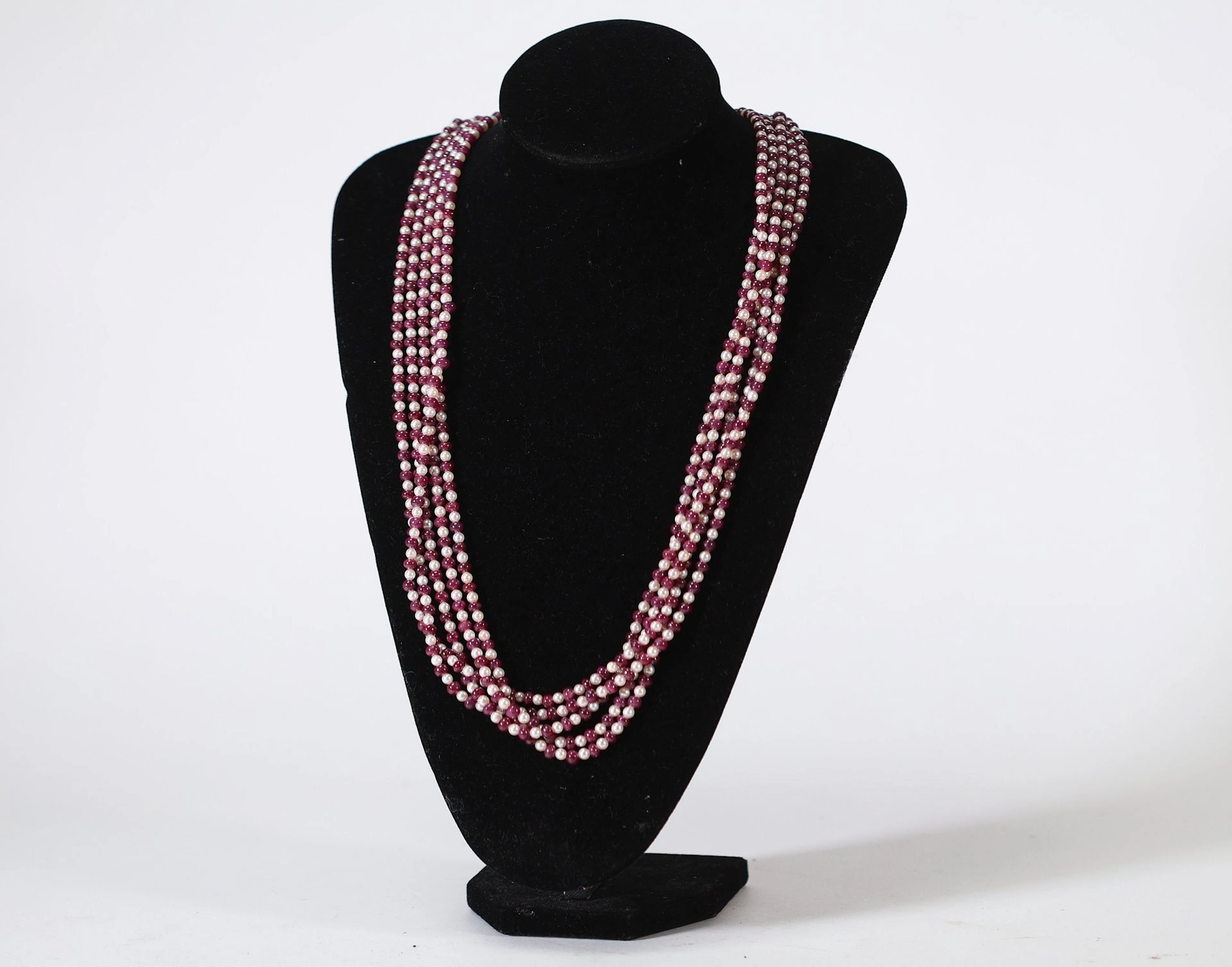 IMPORTANT COLLIER À MULTIPLES RANGS DE PERLES ET RUBIS – FER - Lot 243