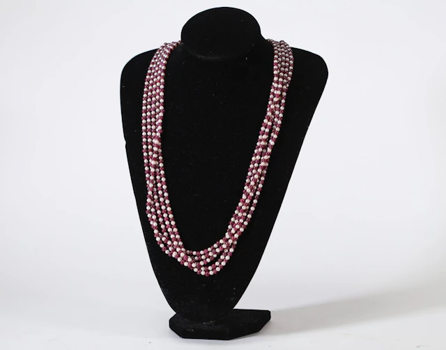 STUNNING NECKLACE WITH MULTIPLE ROWS OF PEARLS AND RUBYs – G - Lot 243