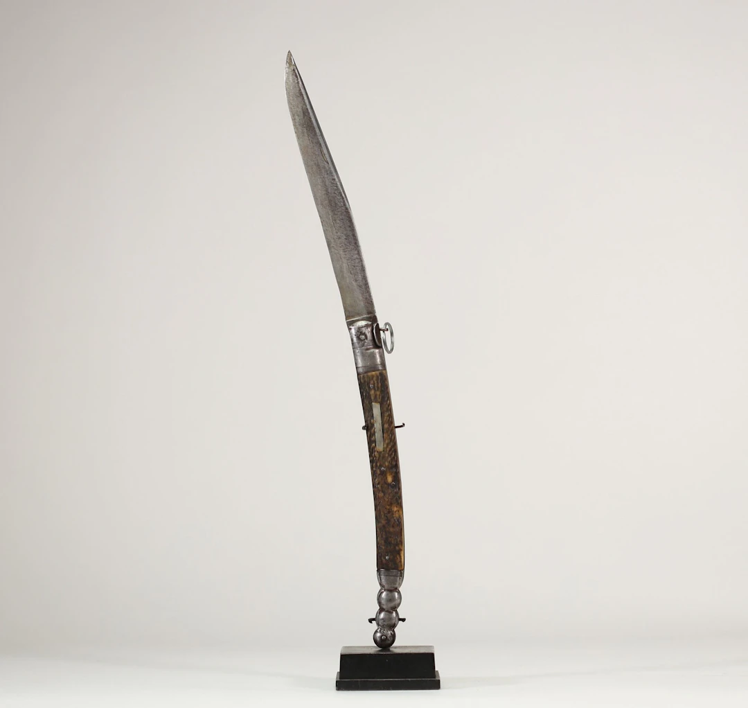 GRAND COUTEAU PLIANT ESPAGNOL À LAME COURBE, DIT « NAVAJA » - Lot 122