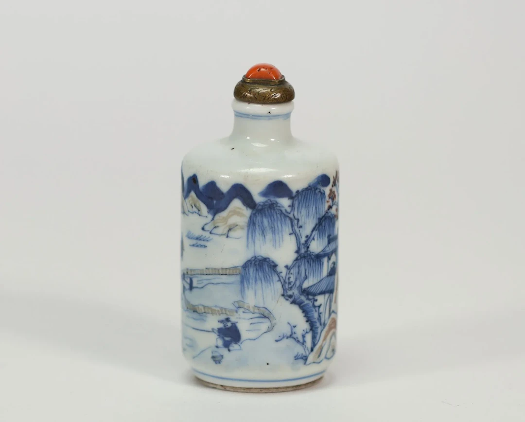 CHINE – Dynastie Qing. Tabatière en porcelaine bleu et blanc - Lot 23