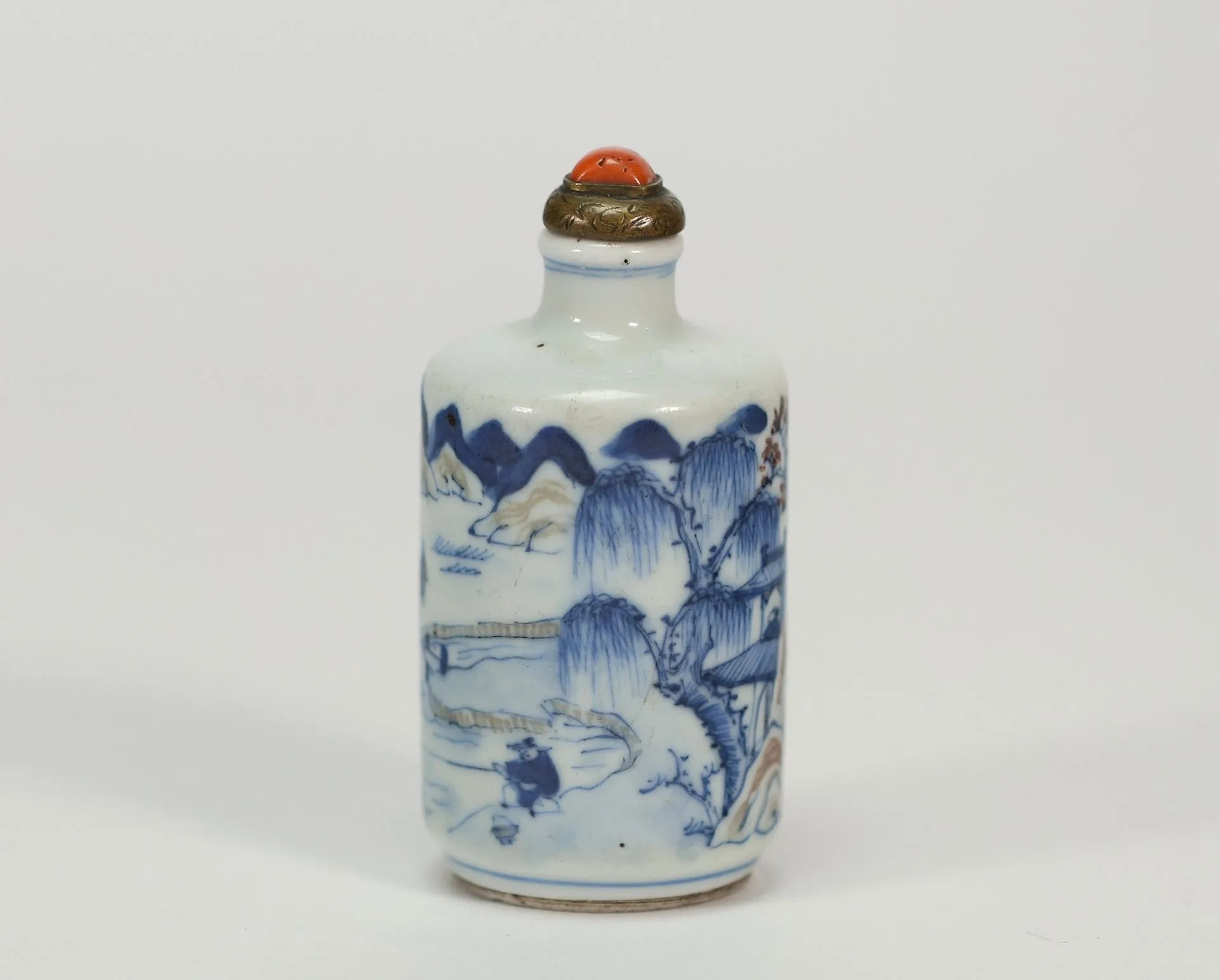 CHINE – Dynastie Qing. Tabatière en porcelaine bleu et blanc - Lot 23