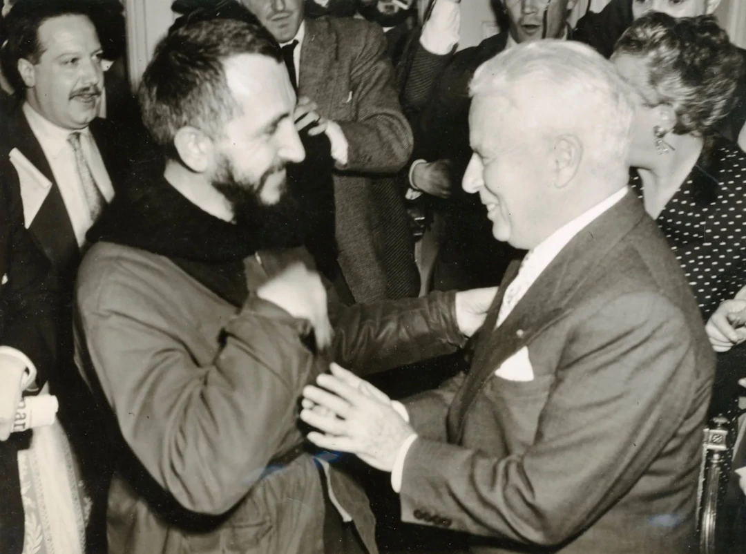 Charlie Chaplin and Abbé Pierre. - Lot 98
