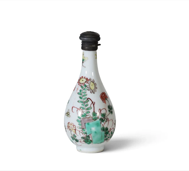 CHINA — 18TH CENTURY — Pear-shaped porcelain snuff bottle wi - Lot 14