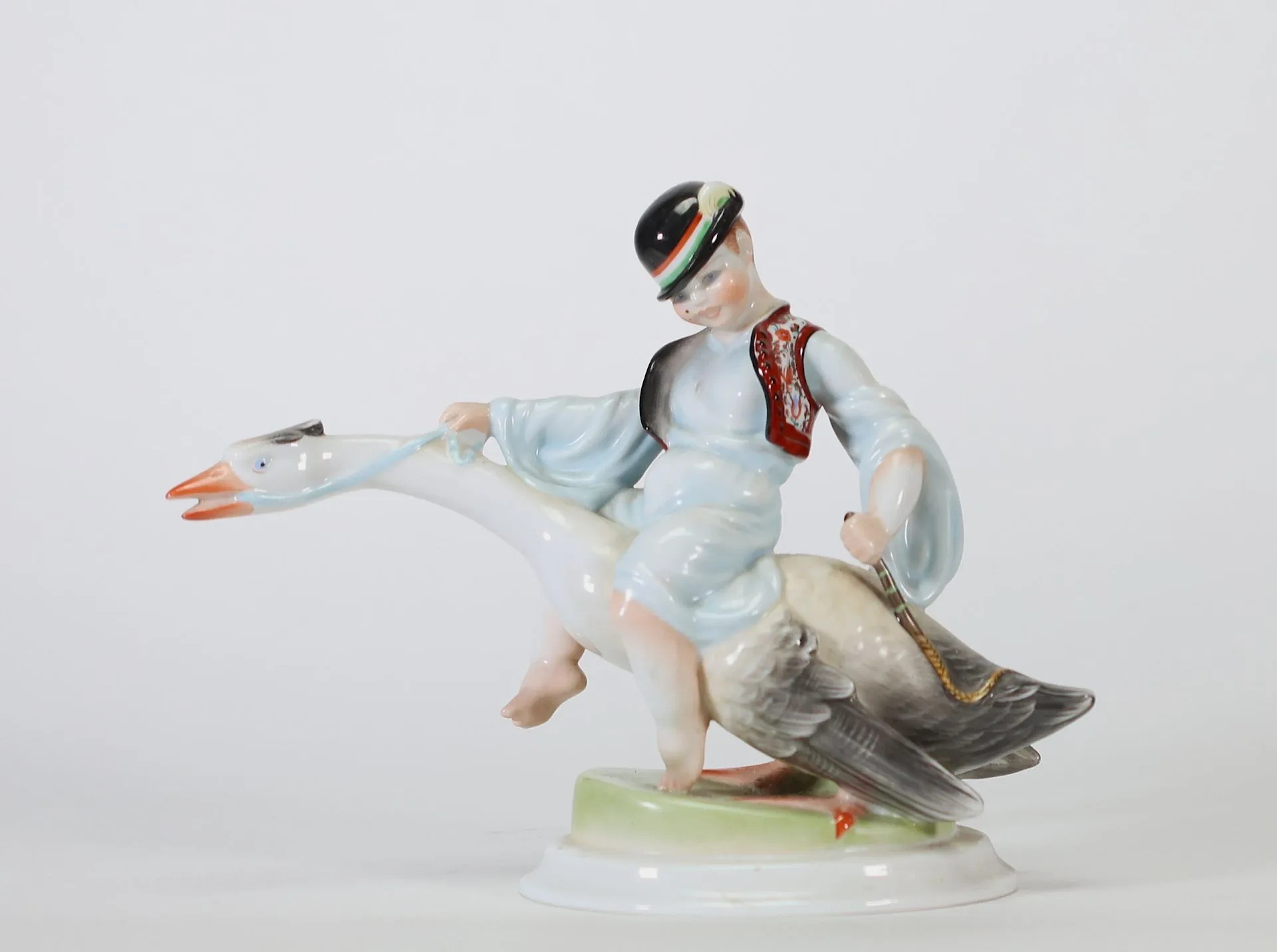 HEREND — « Nils Holgersson et son oie » — Groupe en porcelai - Lot 55