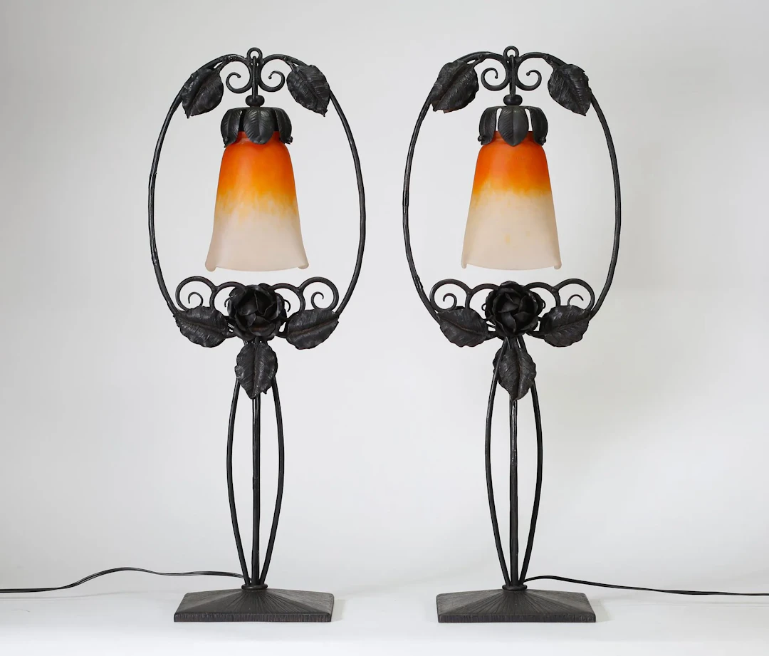 SCHNEIDER – PAIRE DE LAMPES EN FER FORGÉ À DÉCOR DE ROSES, V - Lot 88