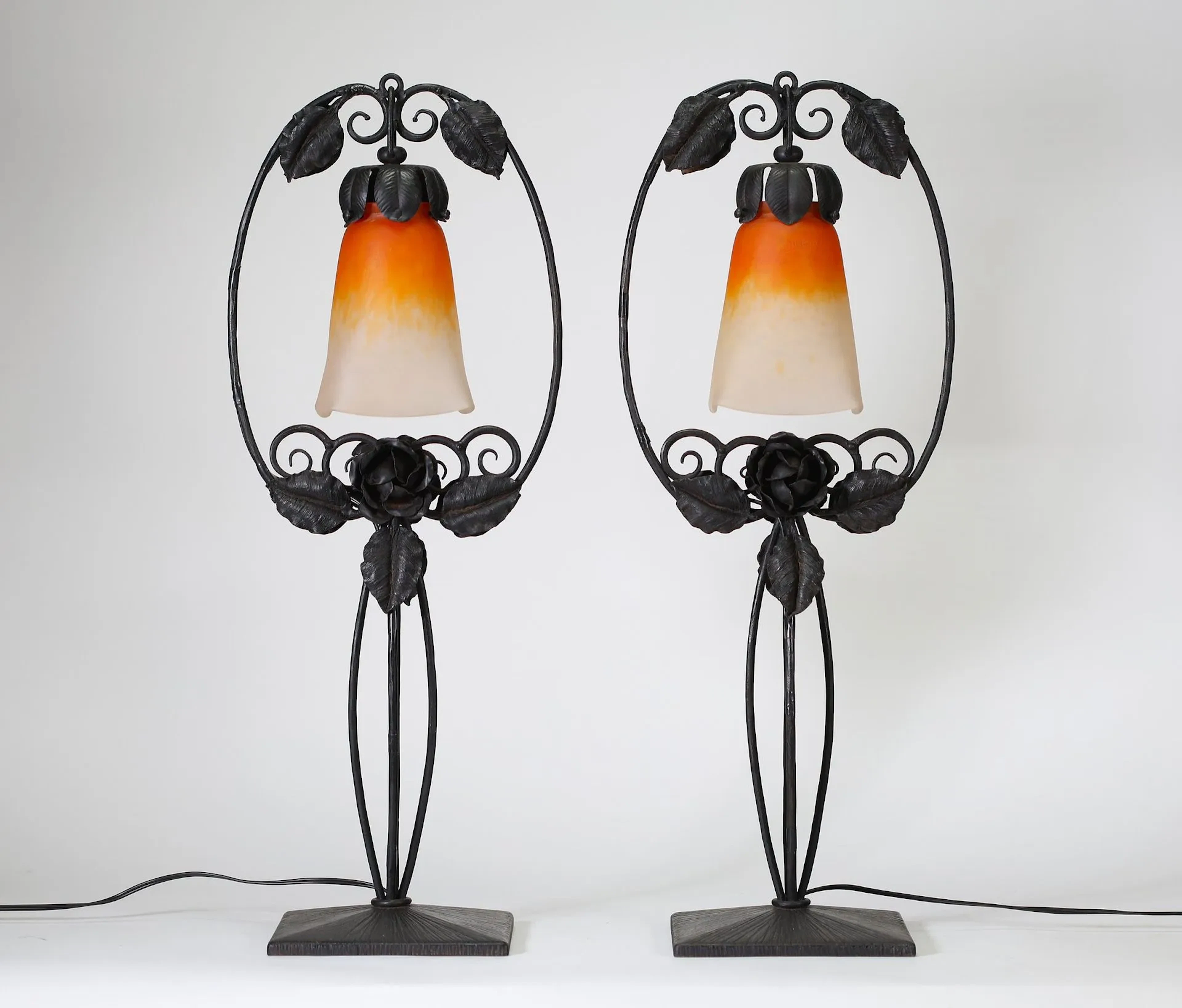 SCHNEIDER – PAIRE DE LAMPES EN FER FORGÉ À DÉCOR DE ROSES, V - Lot 88