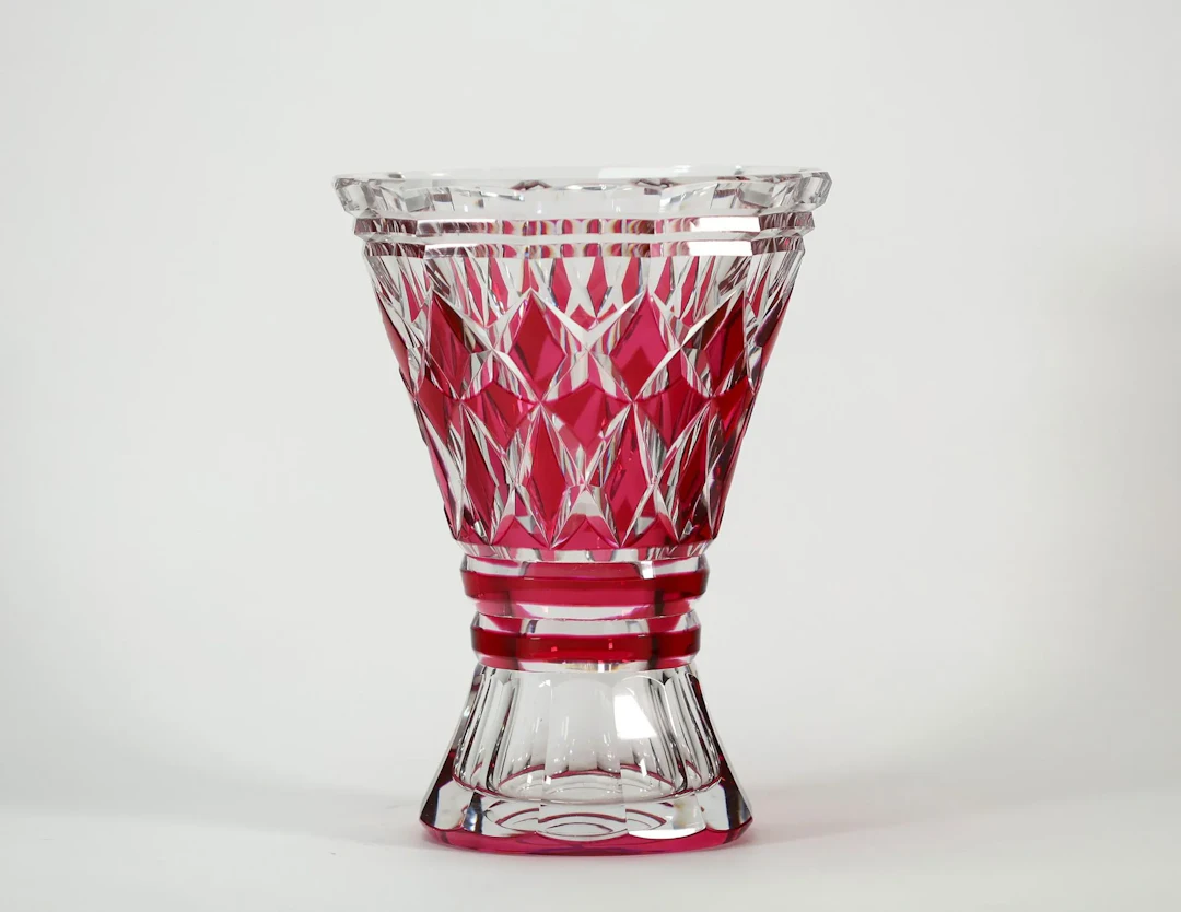 VAL SAINT LAMBERT – Large red-lined crystal vase, richly cut - Lot 82