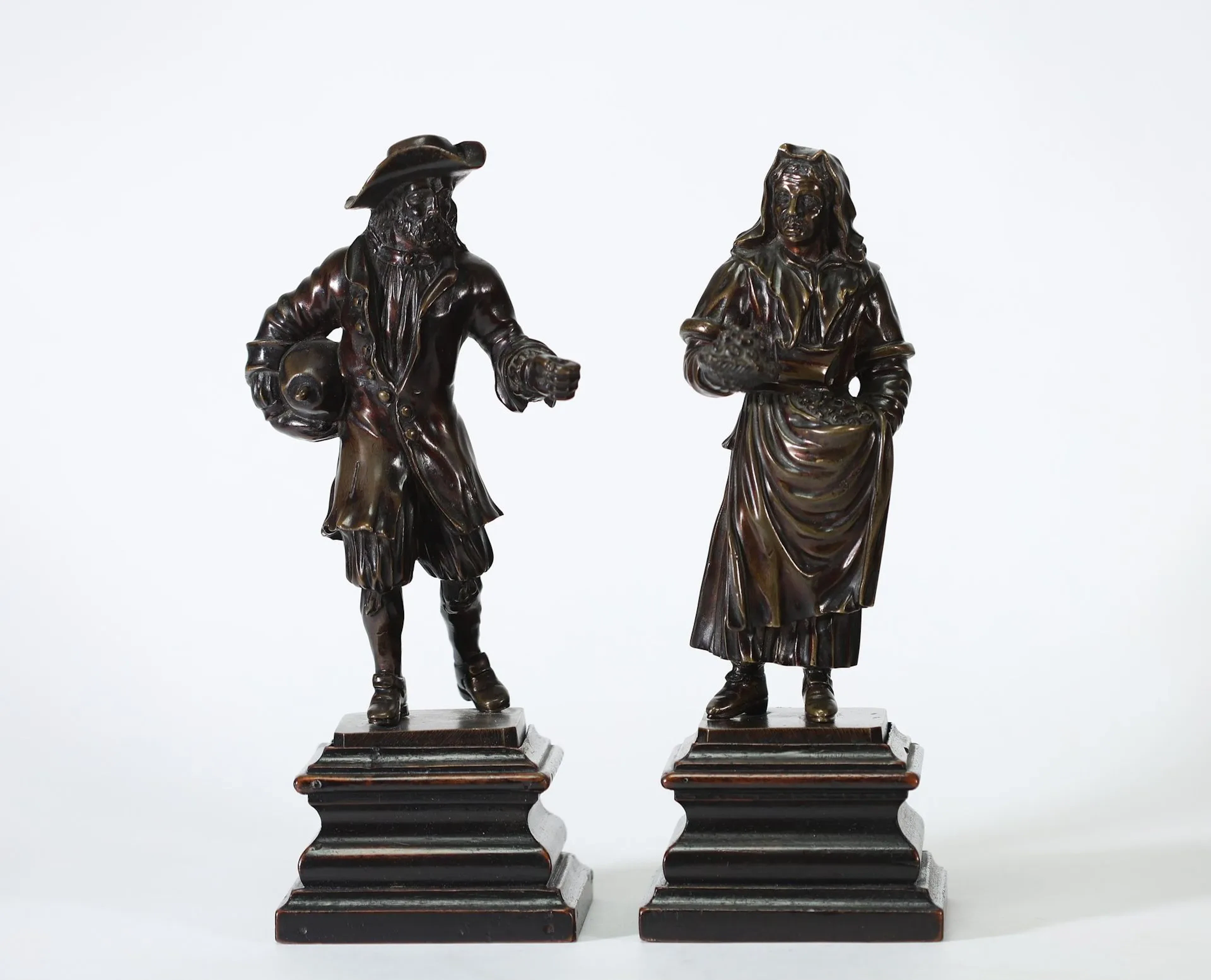 COUPLE DE MARCHANDS AMBULANTS – FRANCE, XVIIIe SIÈCLE Paire - Lot 203