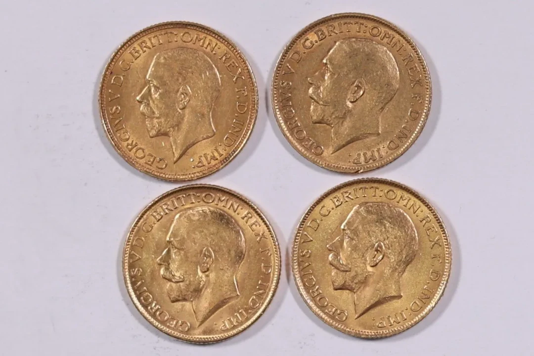 ROYAUME-UNI — GEORGE V — Ensemble de quatre souverains en or - Lot 236