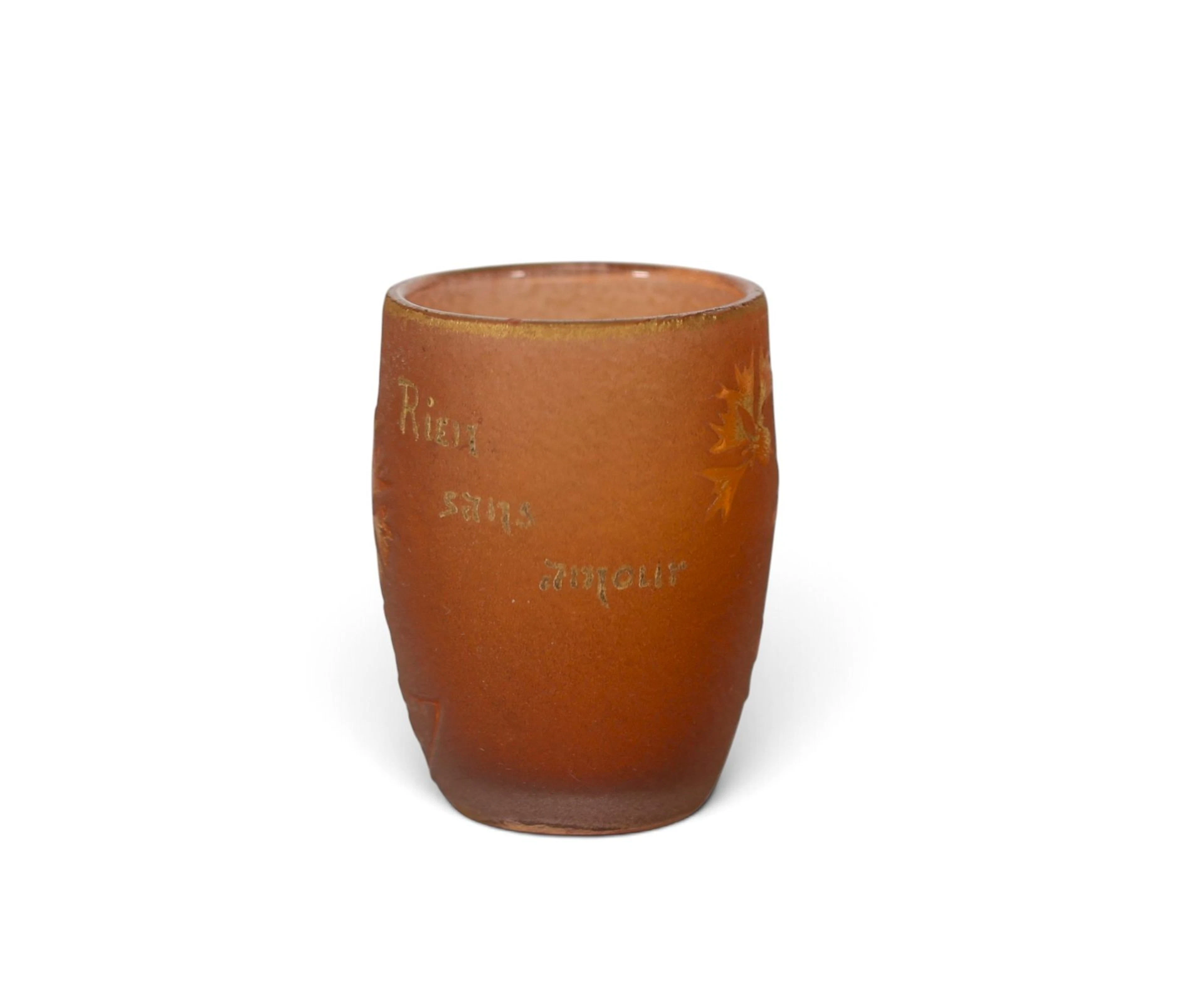 DAUM NANCY — Gobelet tonneau en verre givré orangé à décor g - Lot 70