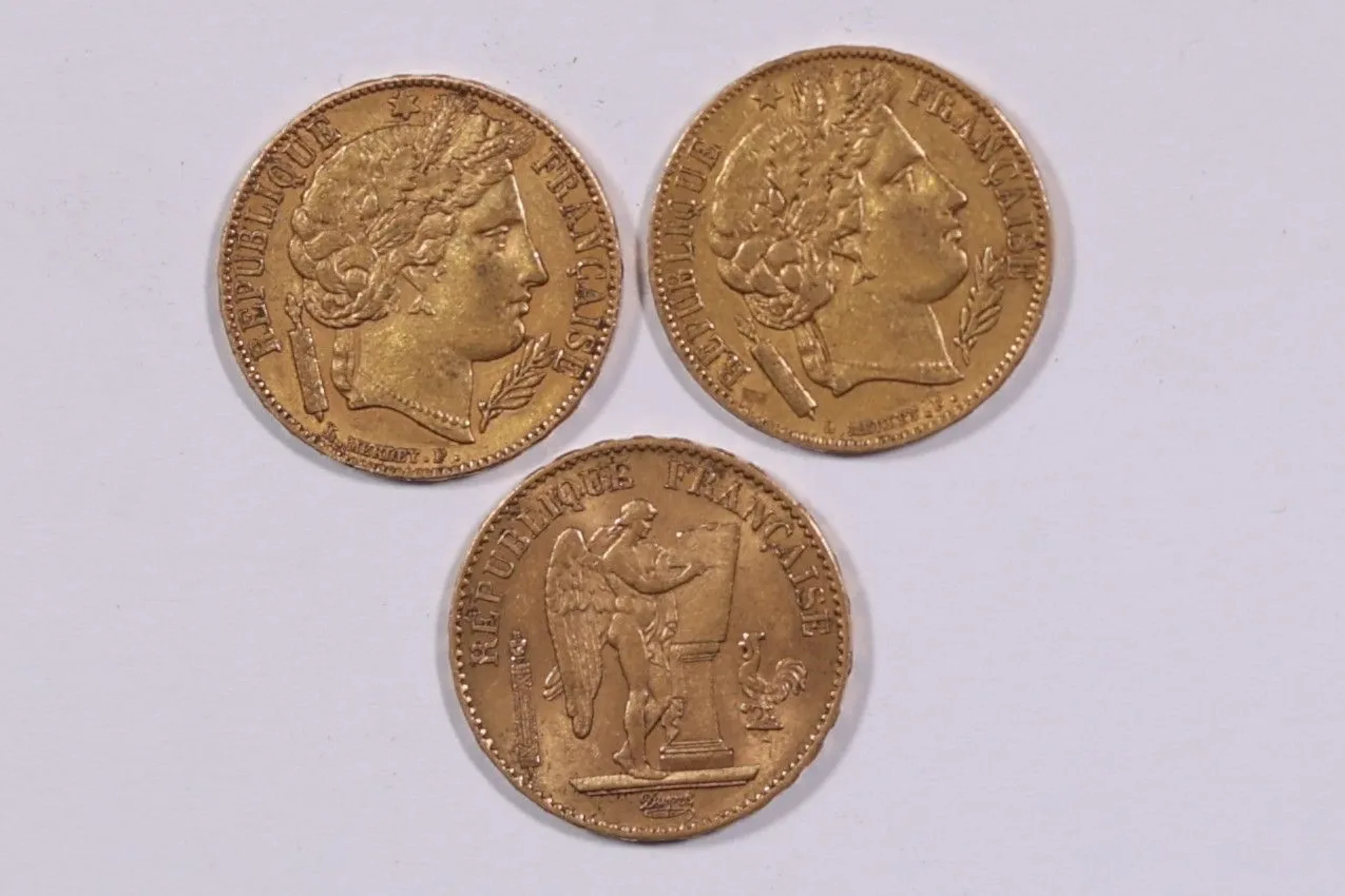 FRANCE — Ensemble de trois pièces de 20 francs en or compren - Lot 227