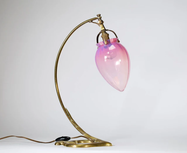 ART NOUVEAU SWAN-NECK TABLE LAMP – FRANCE, CIRCA 1900 An ele - Lot 90