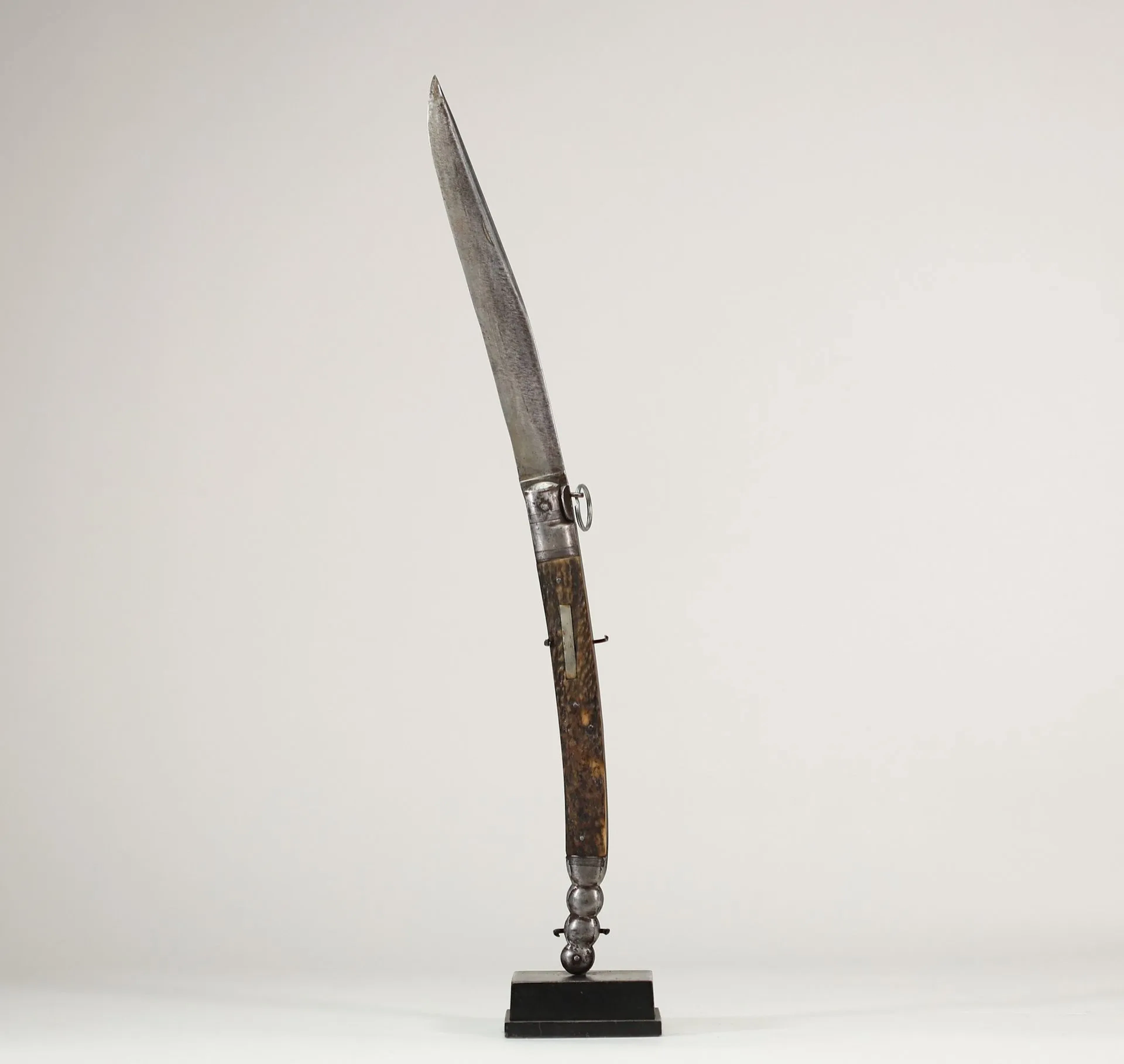 LARGE SPANISH FOLDING KNIFE WITH A CURVED BLADE, KNOWN AS A - Lot 122