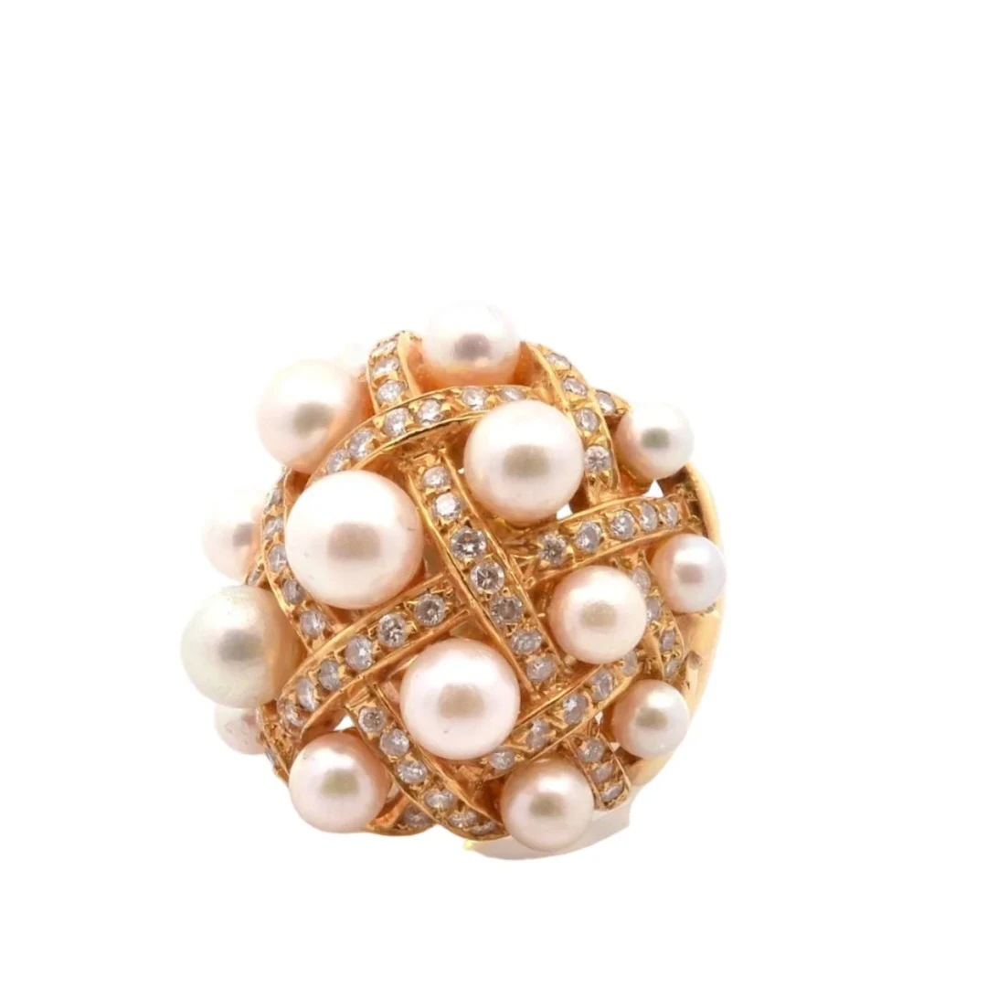 Ring used cultured pearls and diamonds