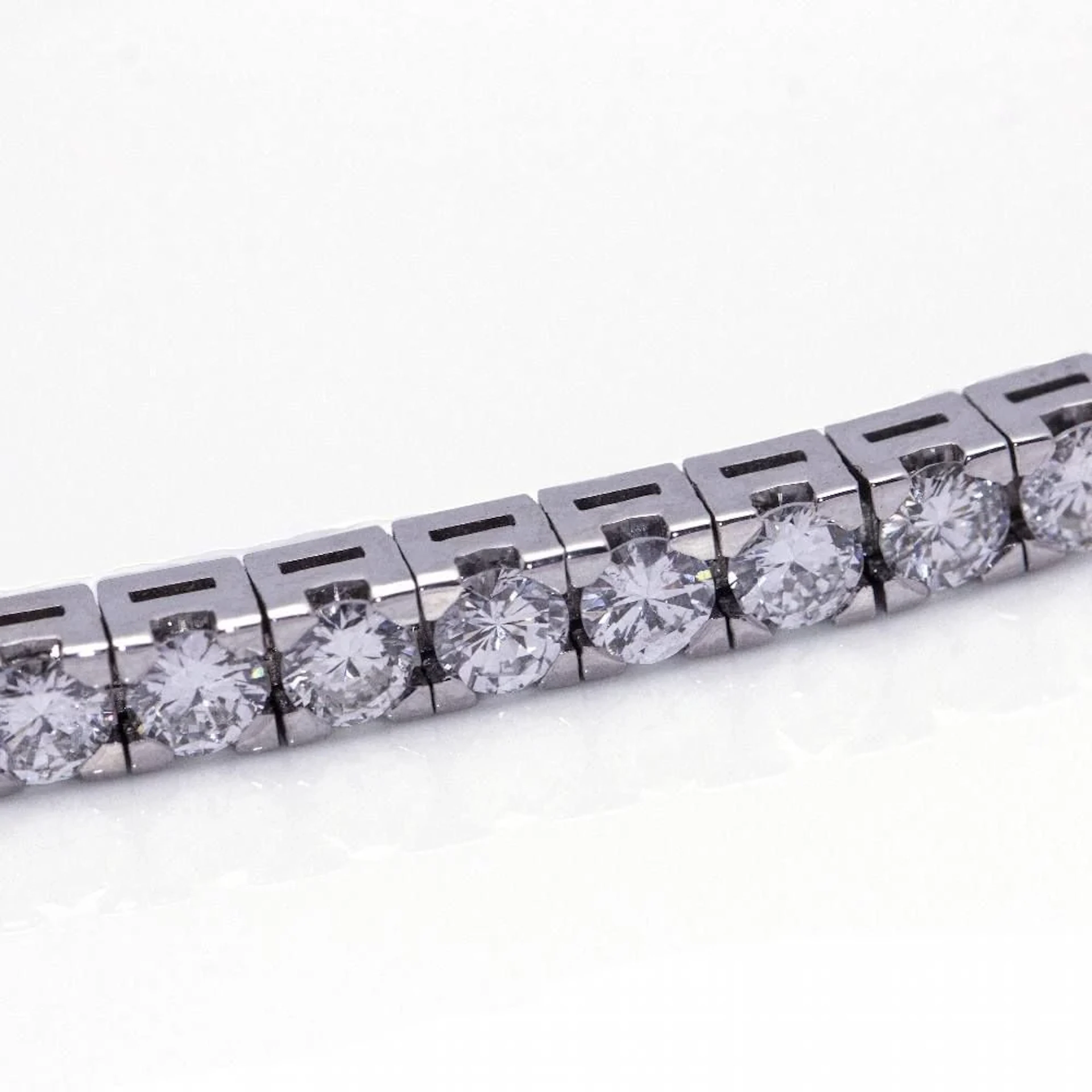 Bracelet Line in white gold and diamonds