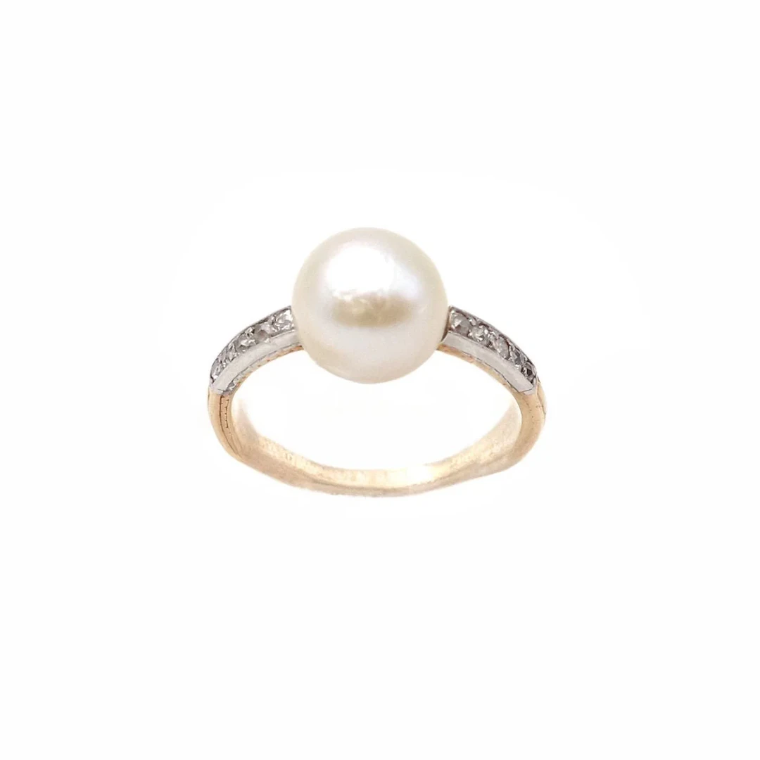 Solitaire ring in yellow gold, platinum, pearls and diamonds