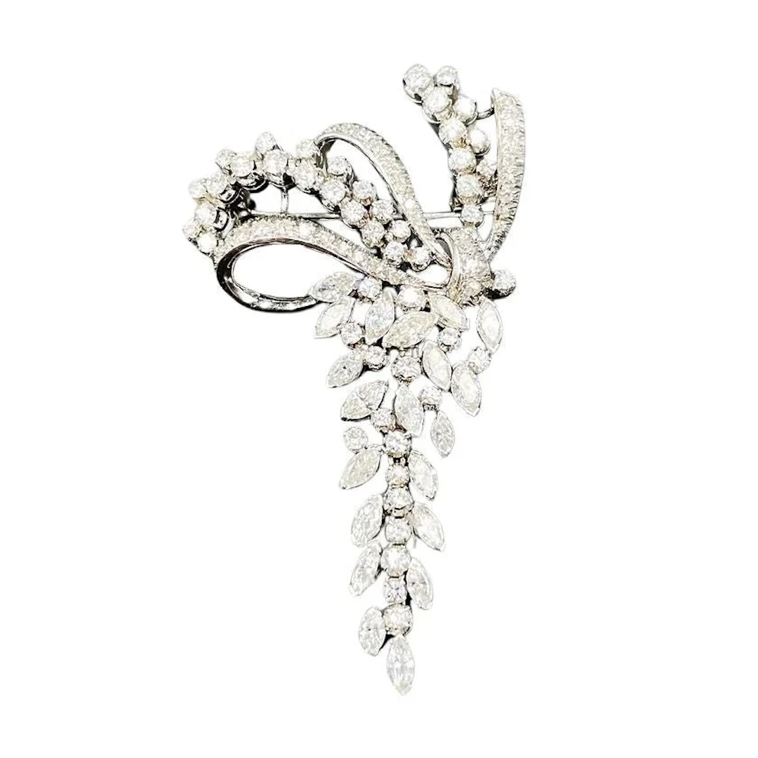 Pin brooch in white gold and diamonds