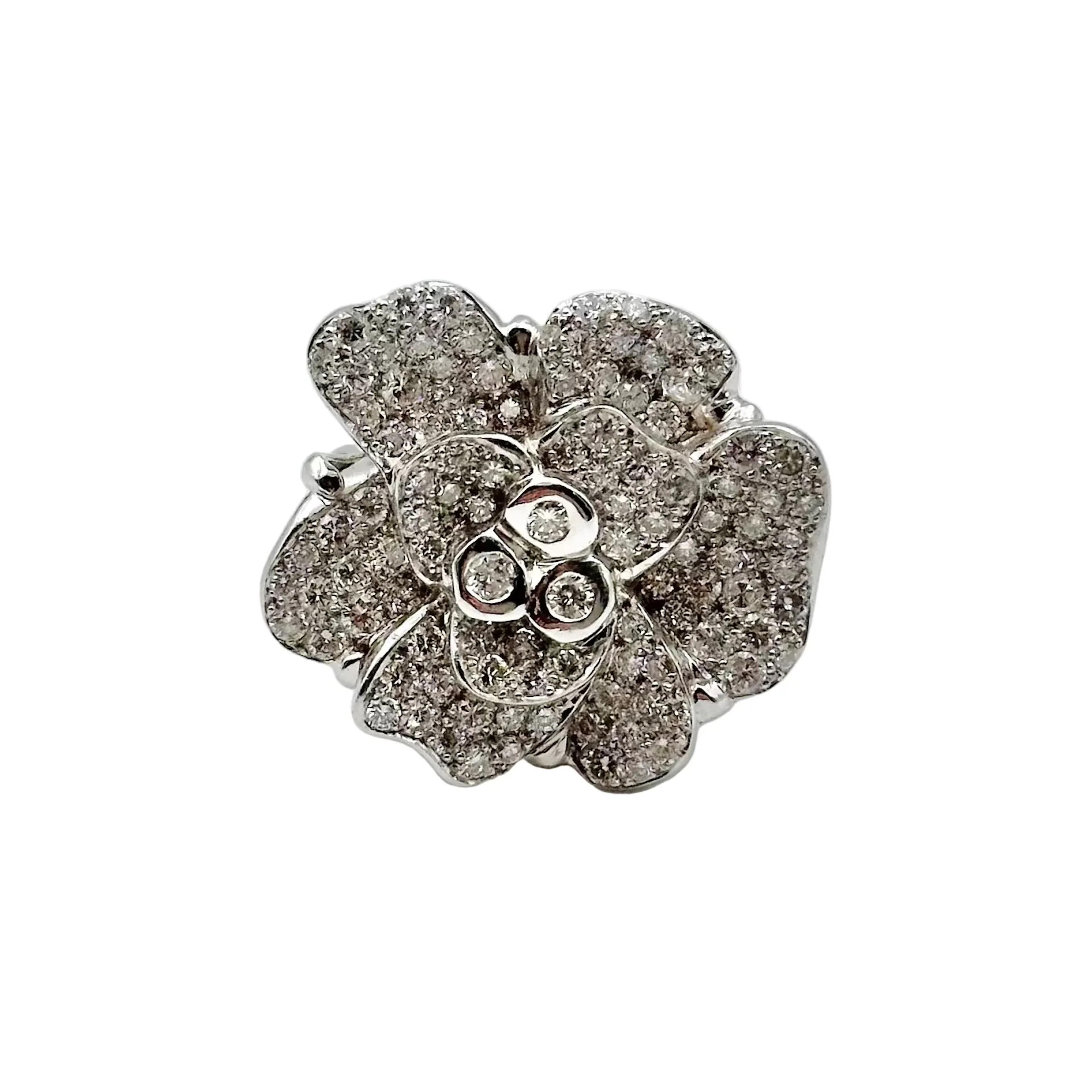 Camellia ring in white gold and diamonds