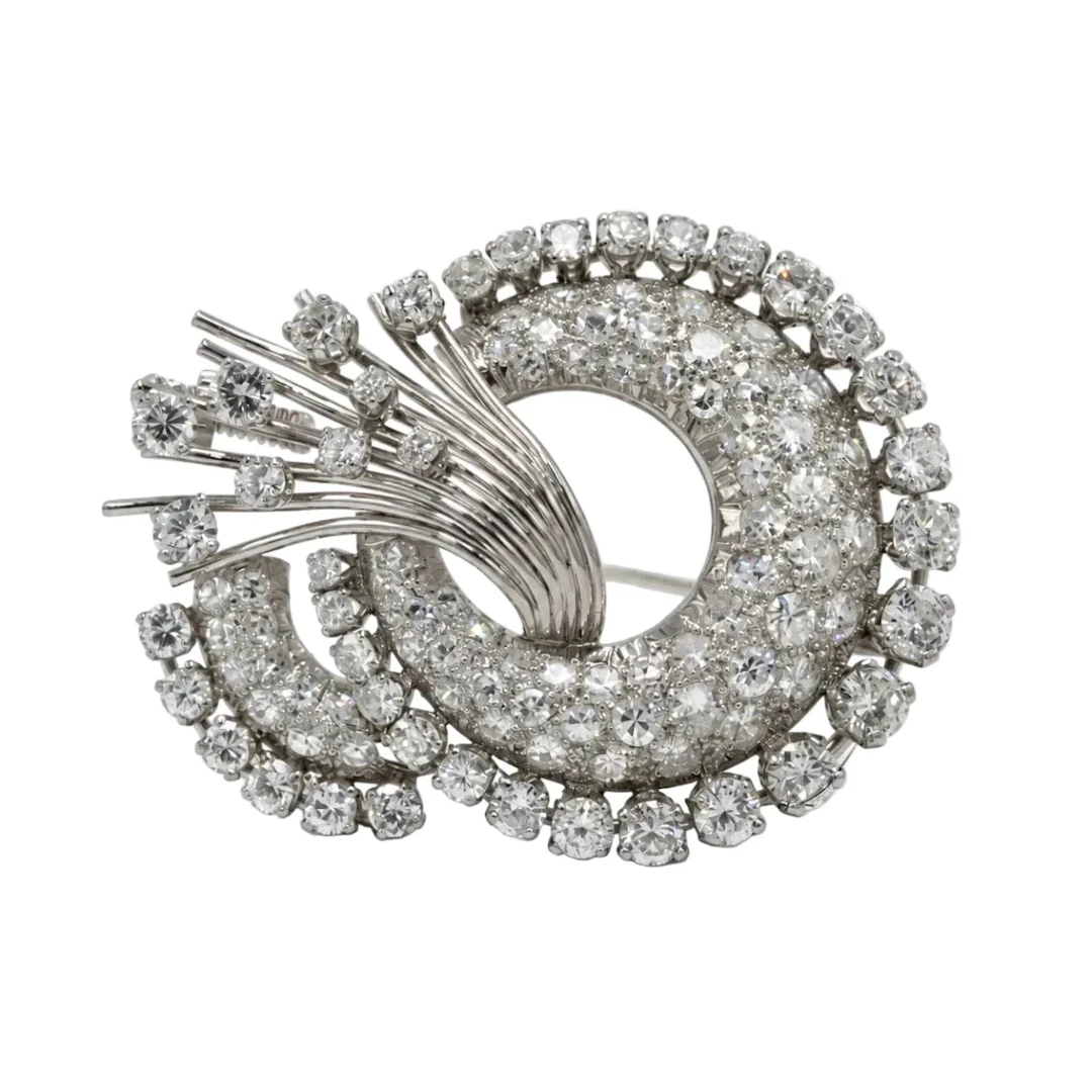 Brooch made of white gold, platinum, and diamonds