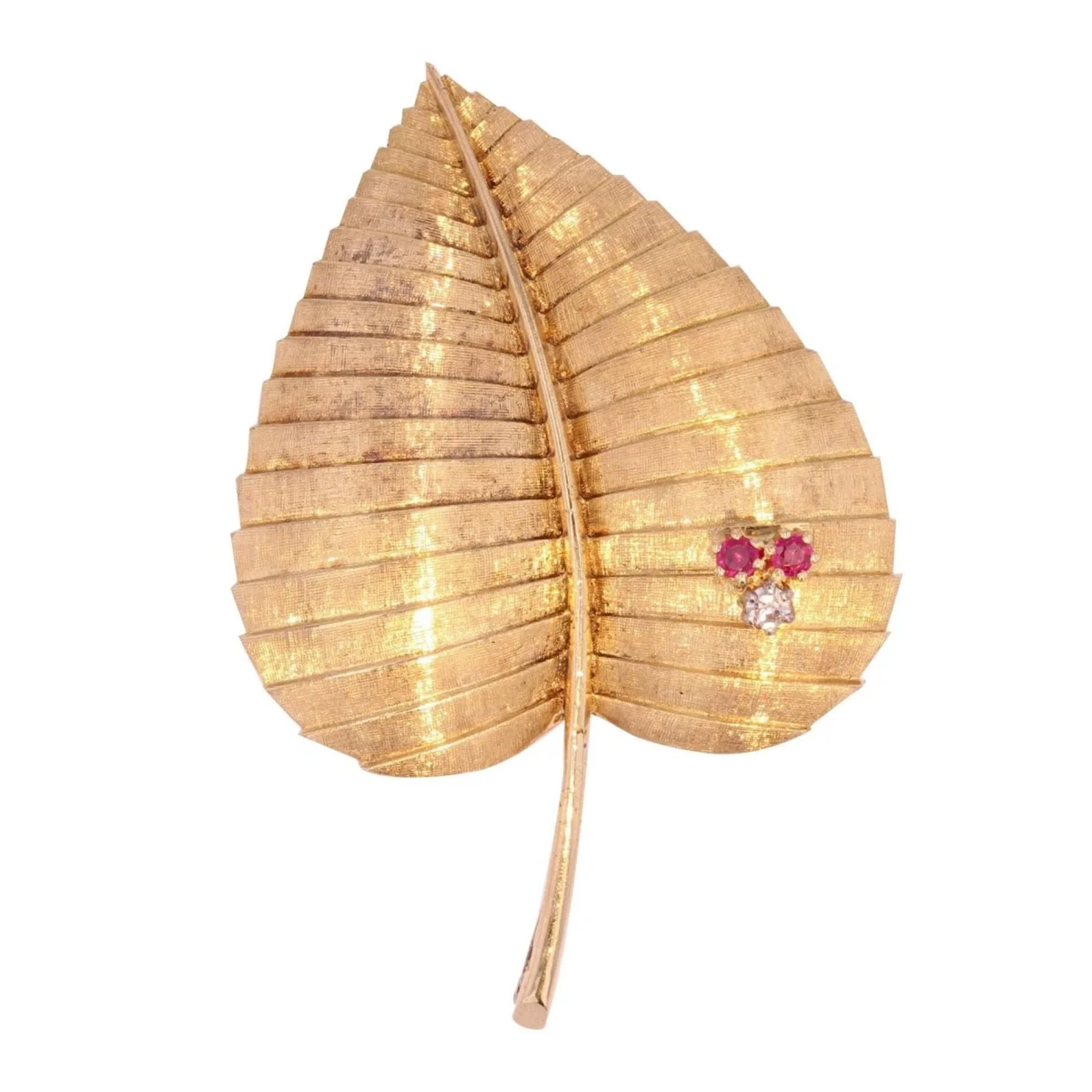 Brooch pin in yellow gold, white gold, ruby ​​and diamond