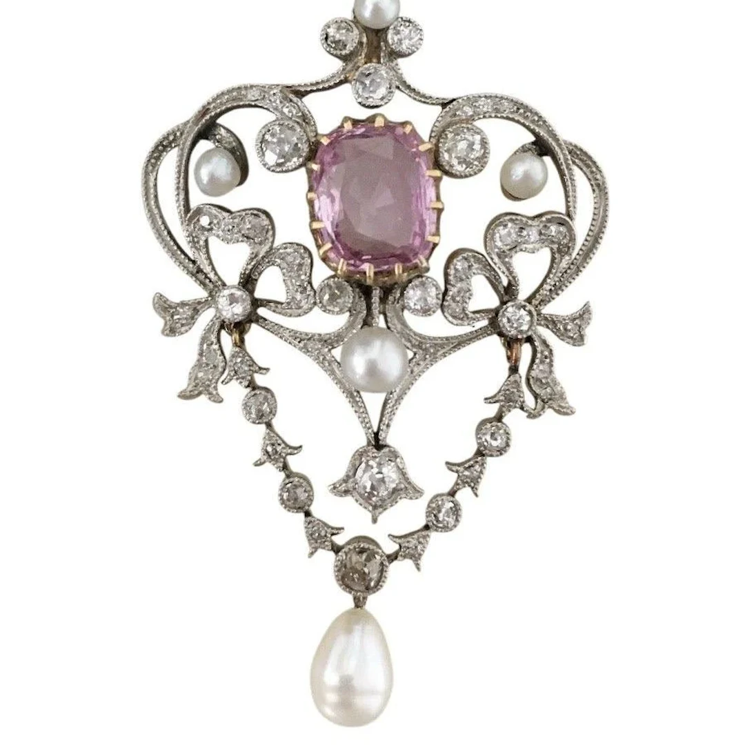 Pendant in yellow gold, paltinium, pearl, sapphire and diamonds