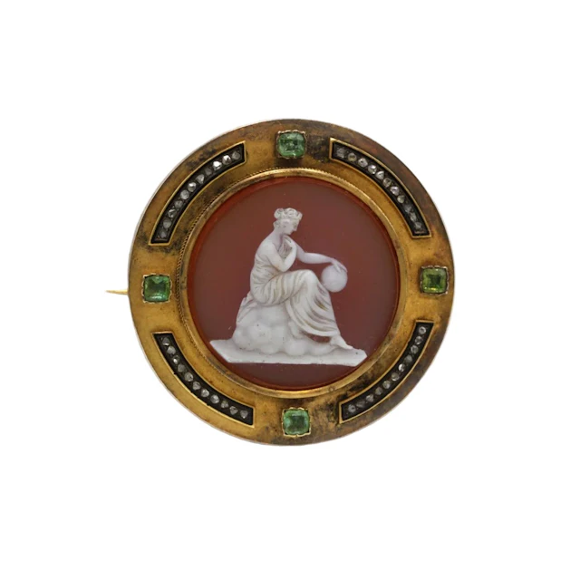 Broche Épingle en or jaune, émail, camée, béryls et diamants