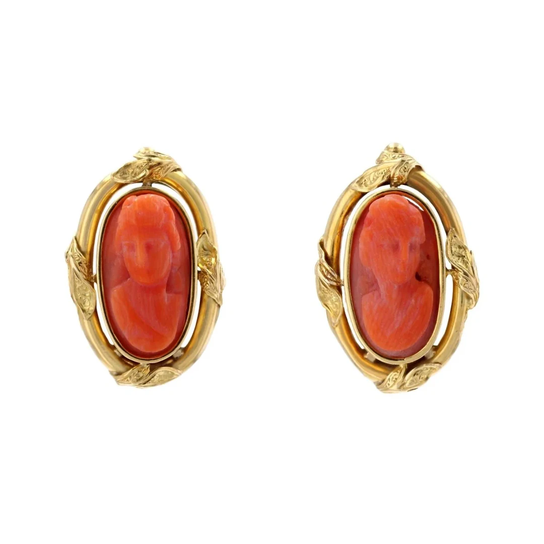 Clip-on earrings in yellow gold and coral