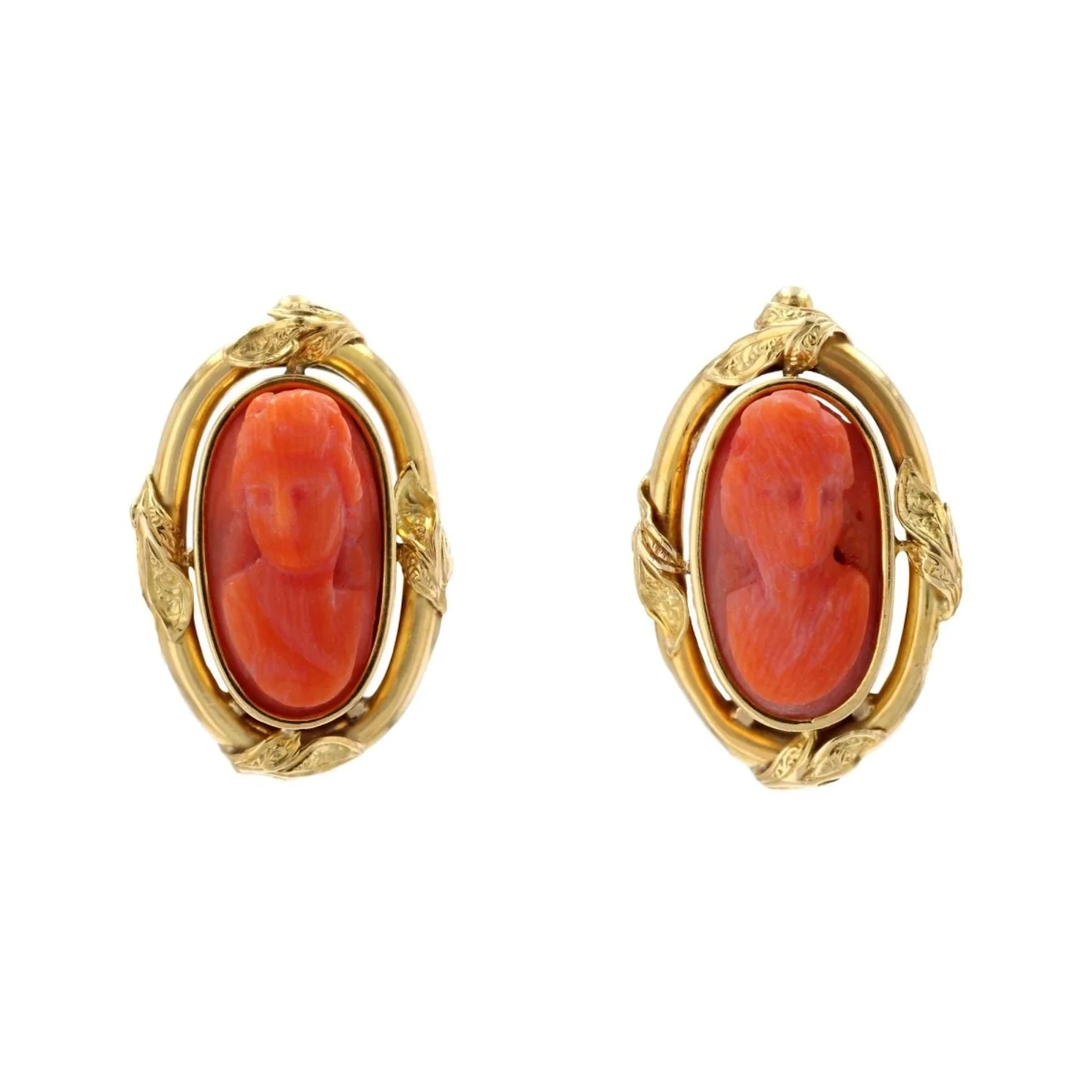 Clip-on earrings in yellow gold and coral
