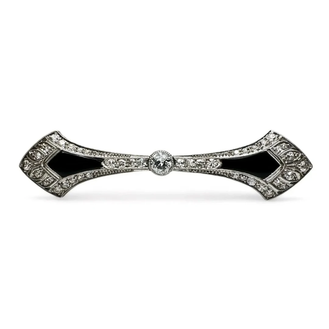 Art Deco barrette brooch in platinum, diamonds and onyx.