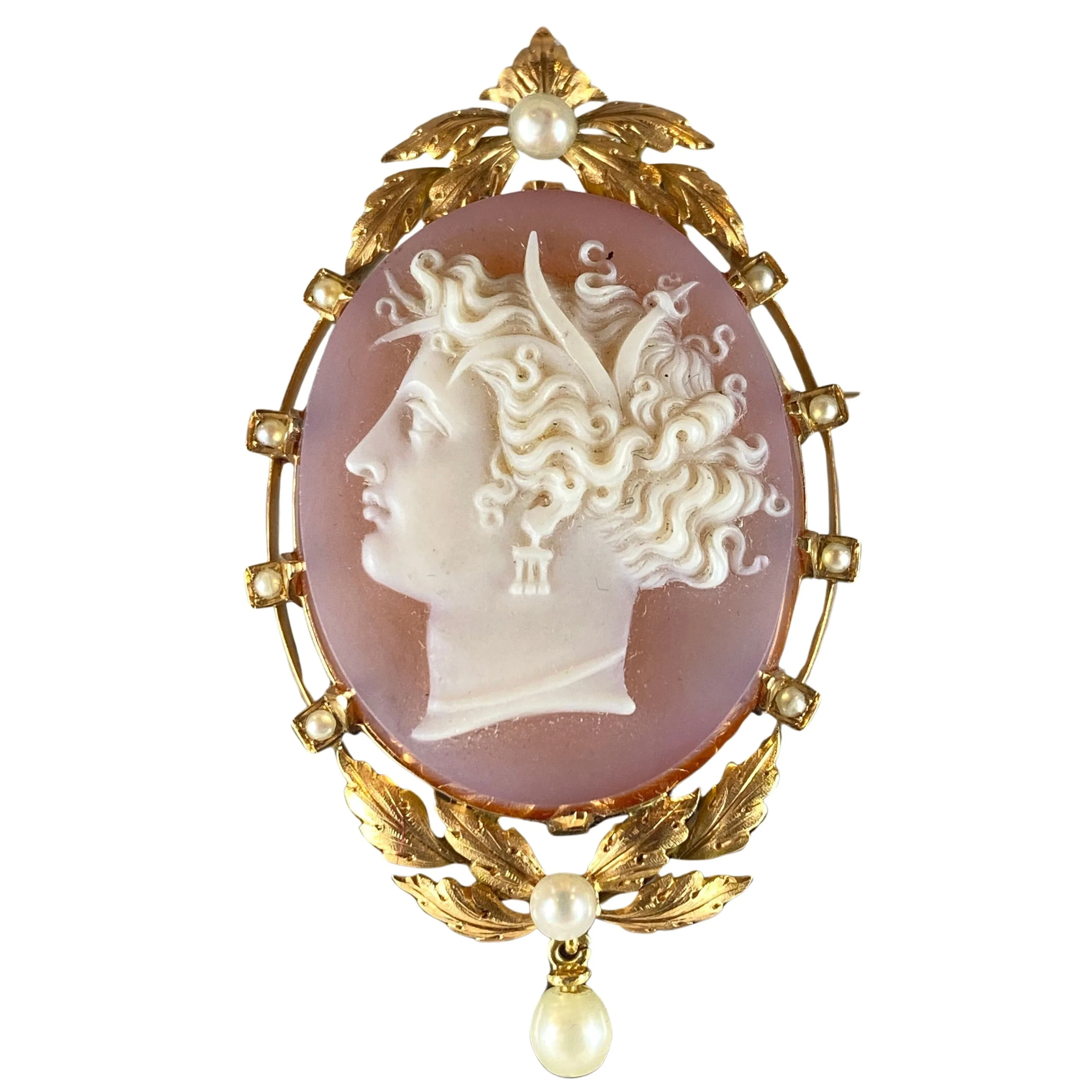 Cameo in 18-carat gold and agate, woman's profile and fine pearls.
