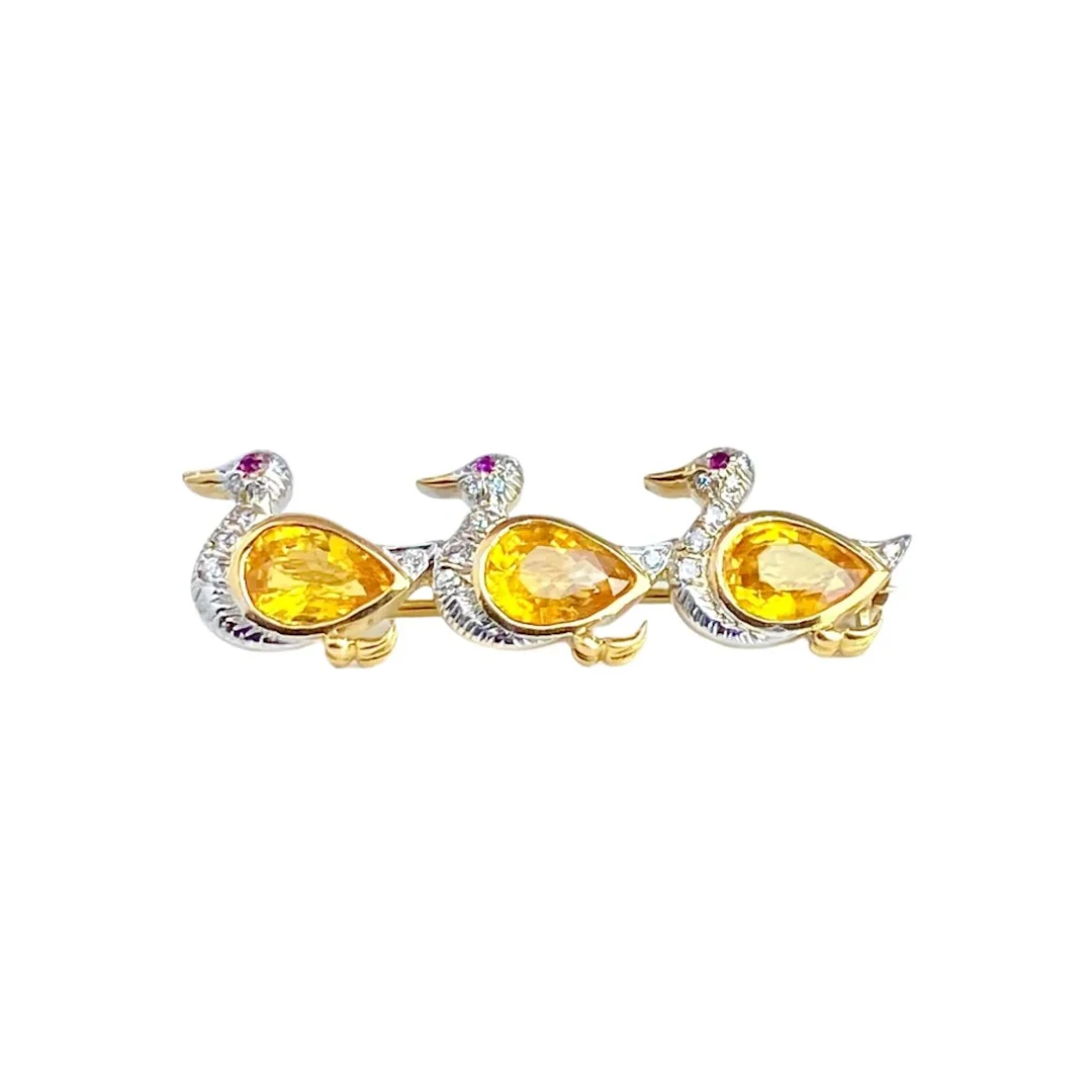 Brooch 3 ducks in gold, yellow sapphires, diamonds and rubies