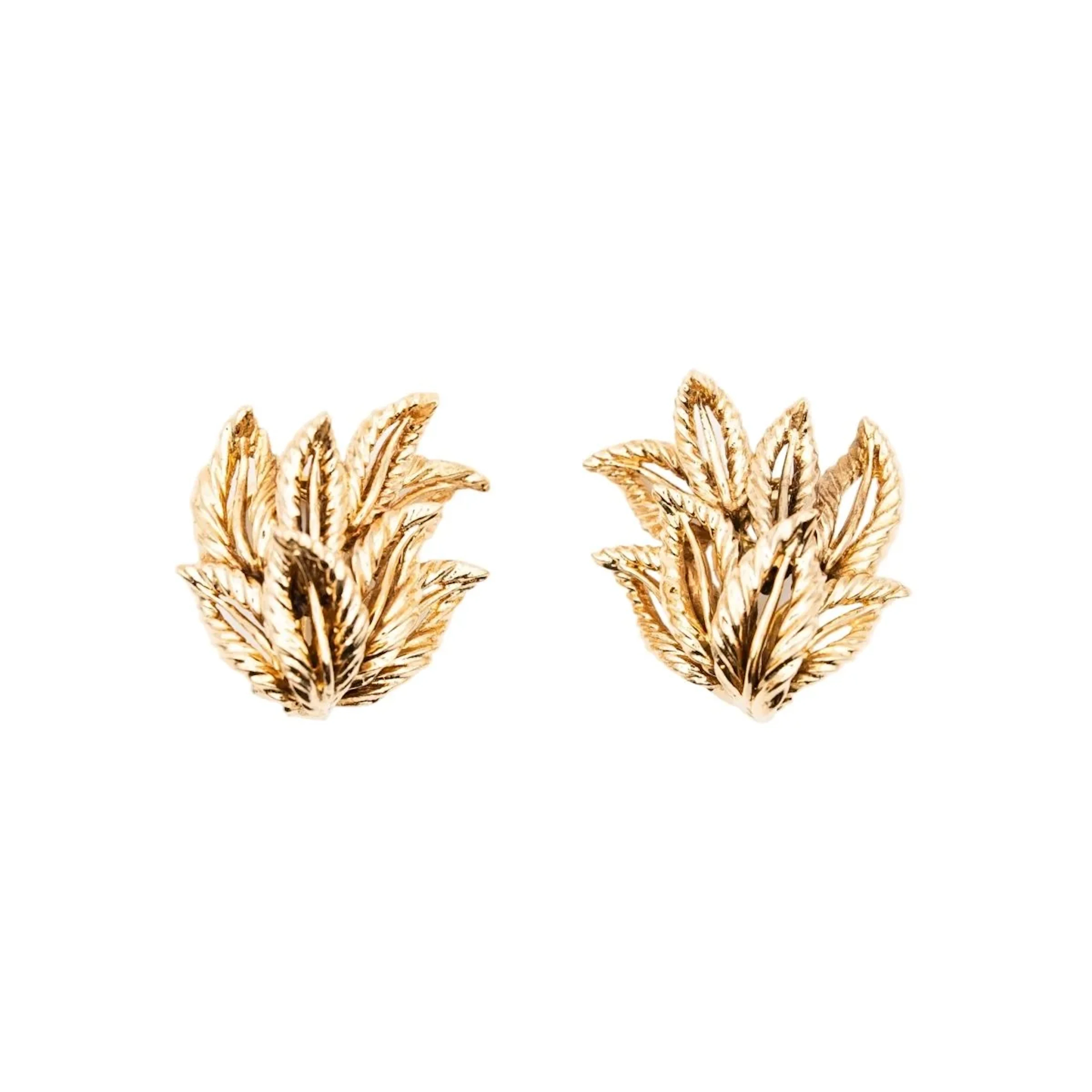 Foliage earrings in yellow gold
