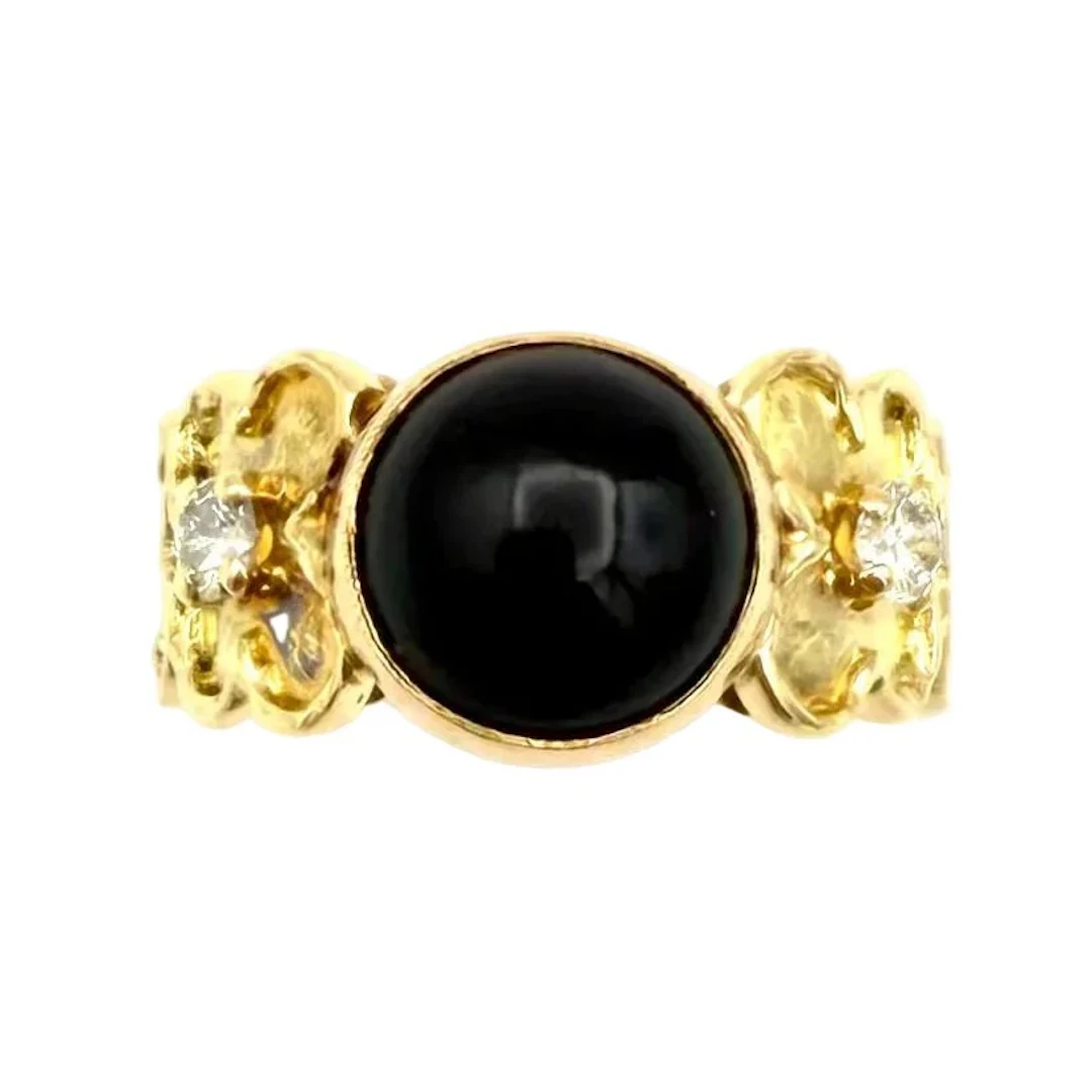 VAN CLEEF & ARPELS. Vintage ring in 18K yellow gold, Onyx, and Diamonds