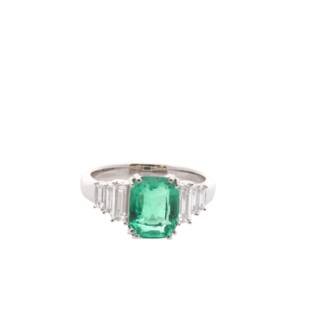 Ring Surroundings in paltinium, emerald and diamonds
