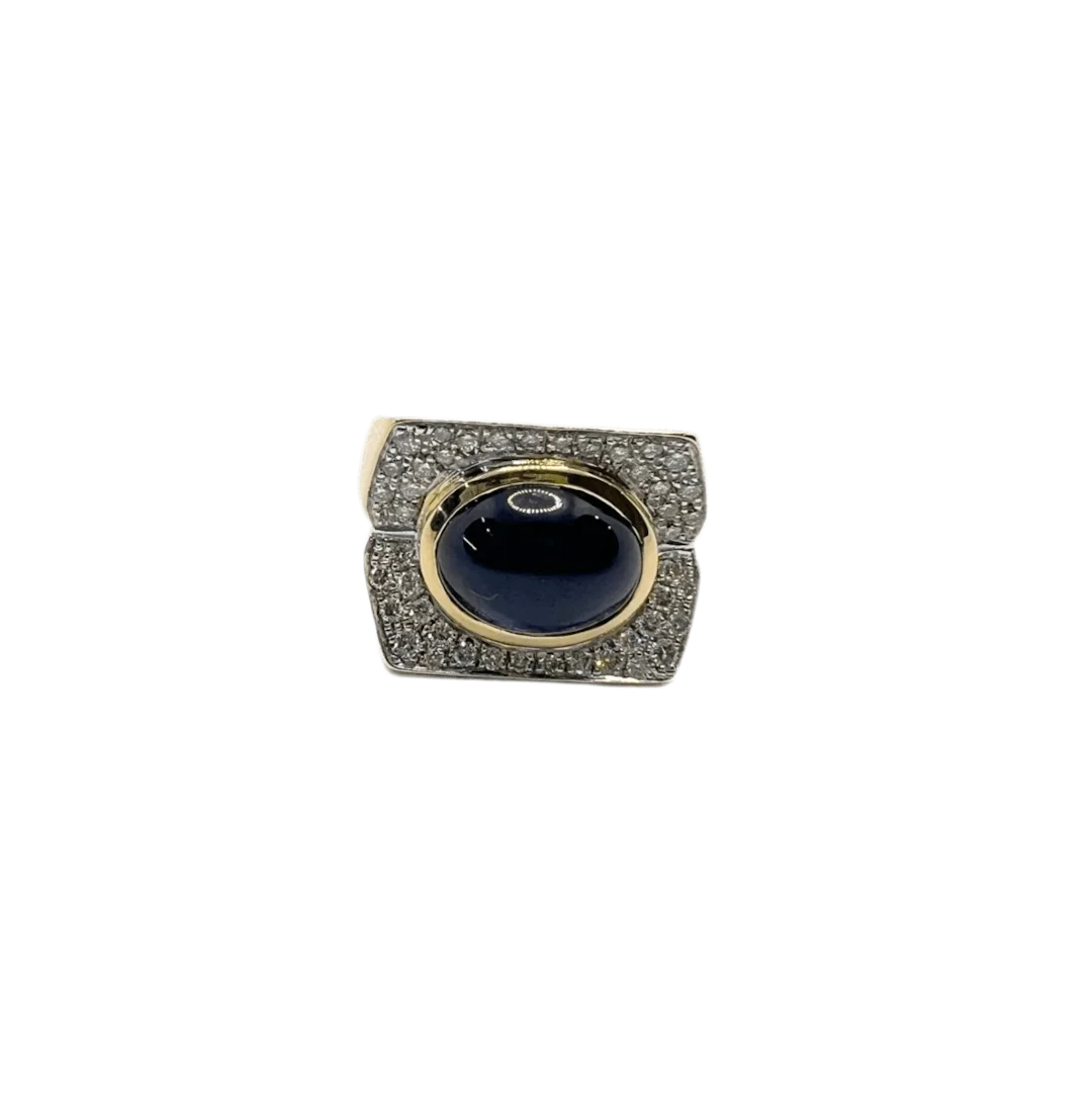 Ring in 18-carat gold with diamonds and natural sapphire.