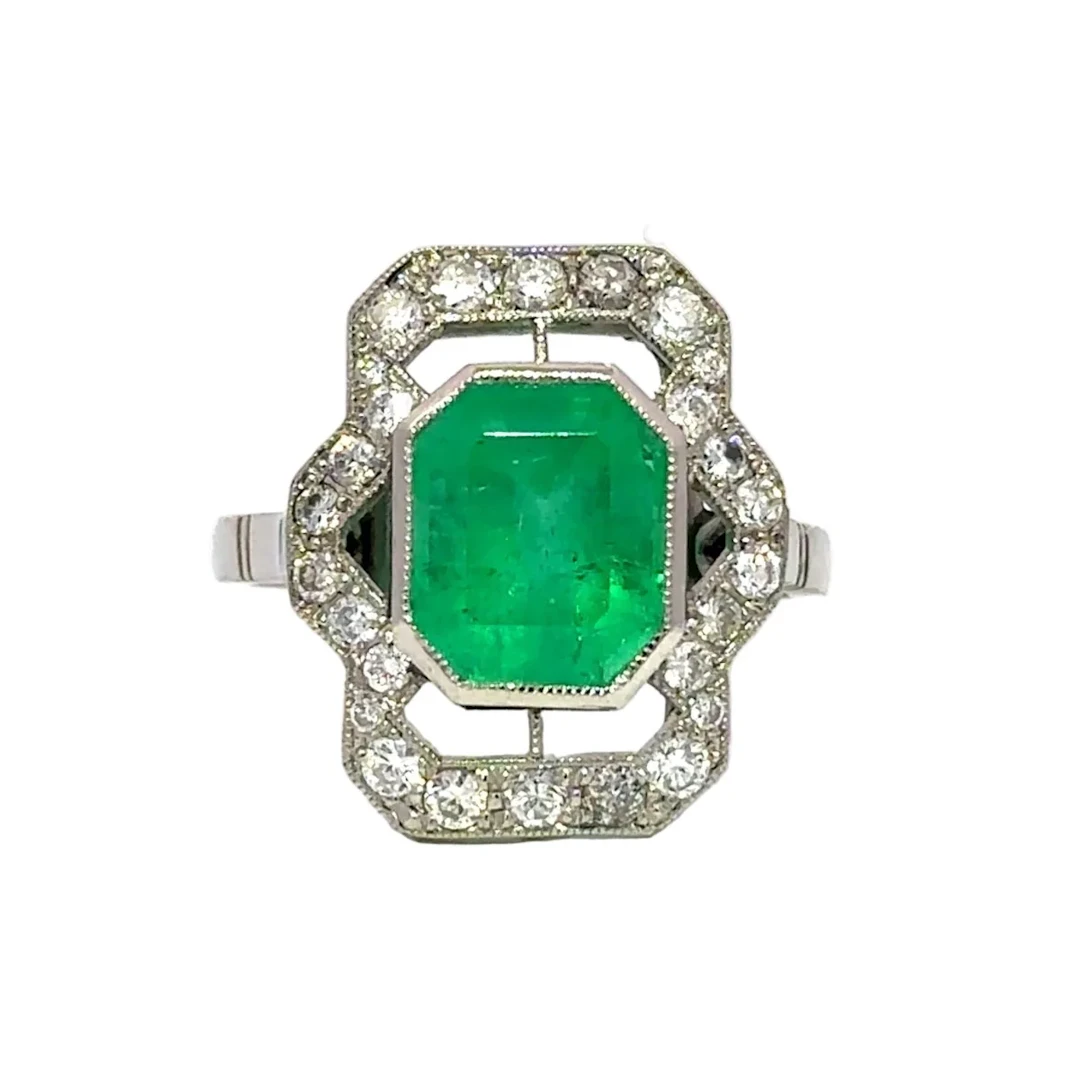 Bague Entourage en platine, émeraudes et diamants
