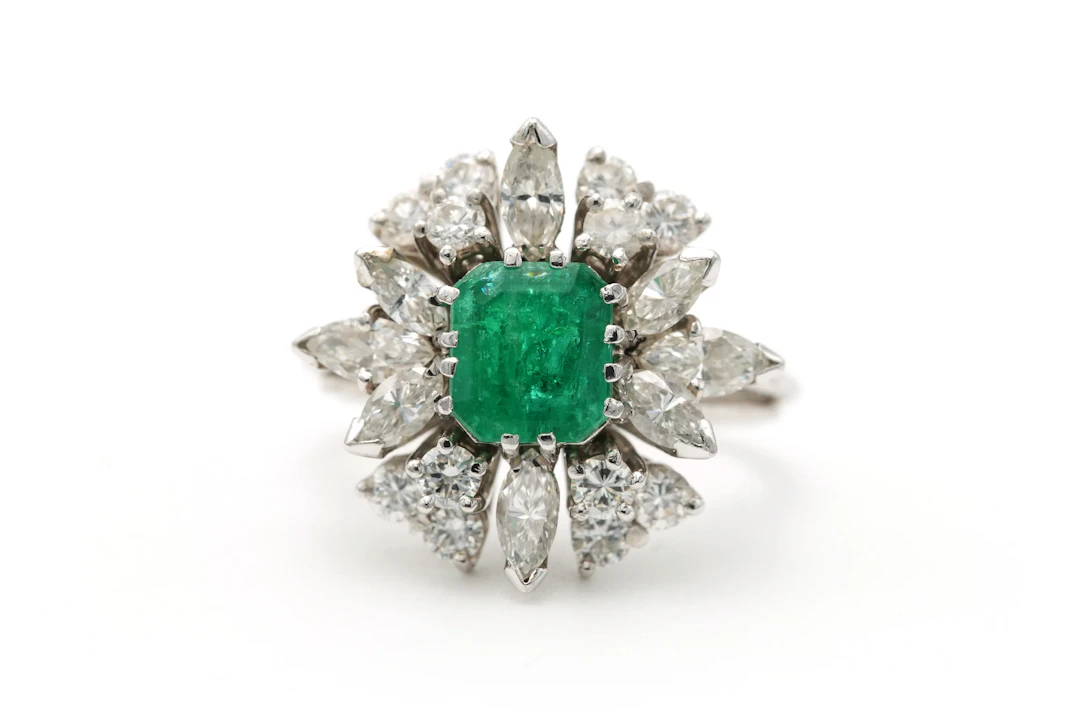 Marguerite Ring in White Gold, Emerald, and Diamonds