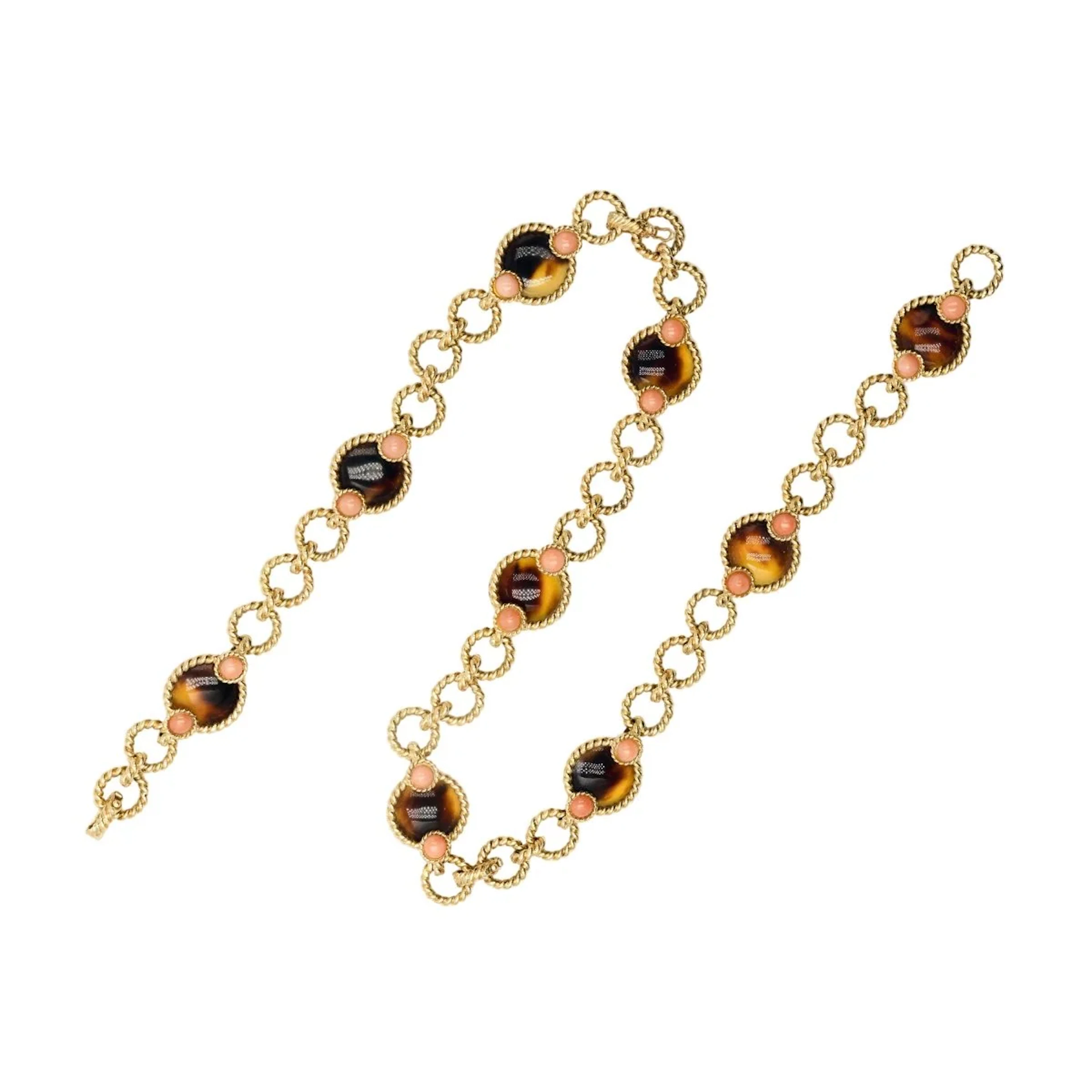 Trois bracelets BOUCHERON en or jaune et corail