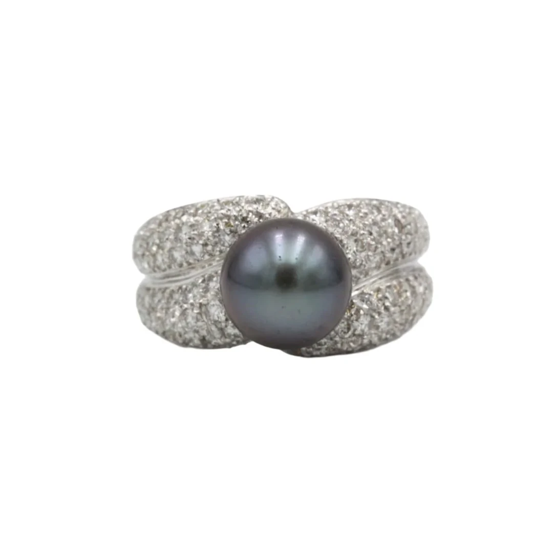 White gold ring (750) with approximately 3 carats of diamonds and